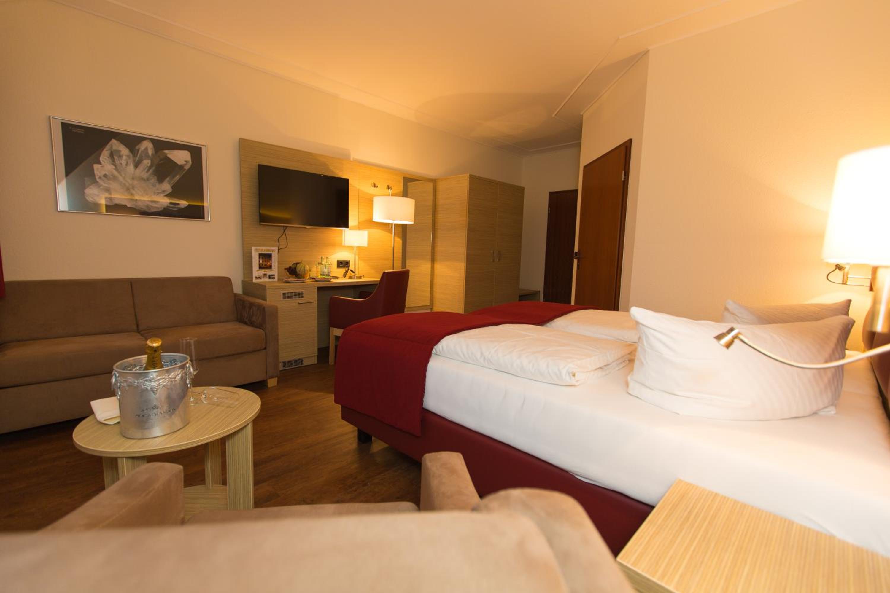 Deluxe Double Room with Shower - Photo 4