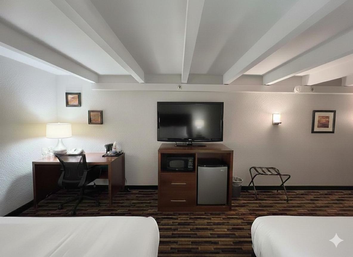Double Room with Two Double Beds and Roll-In Shower - Non-Smoking - Photo 2
