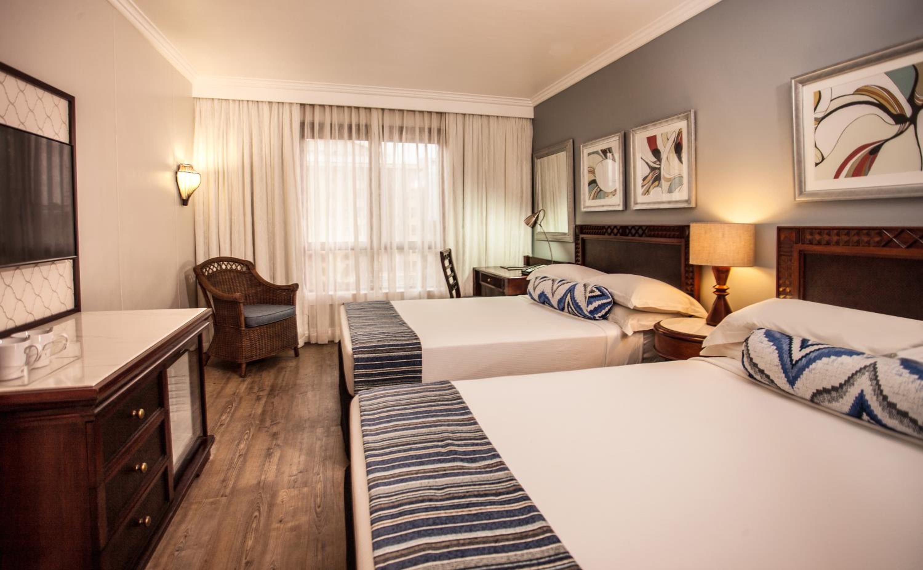 Standard Queen Room Pool Facing photo 3