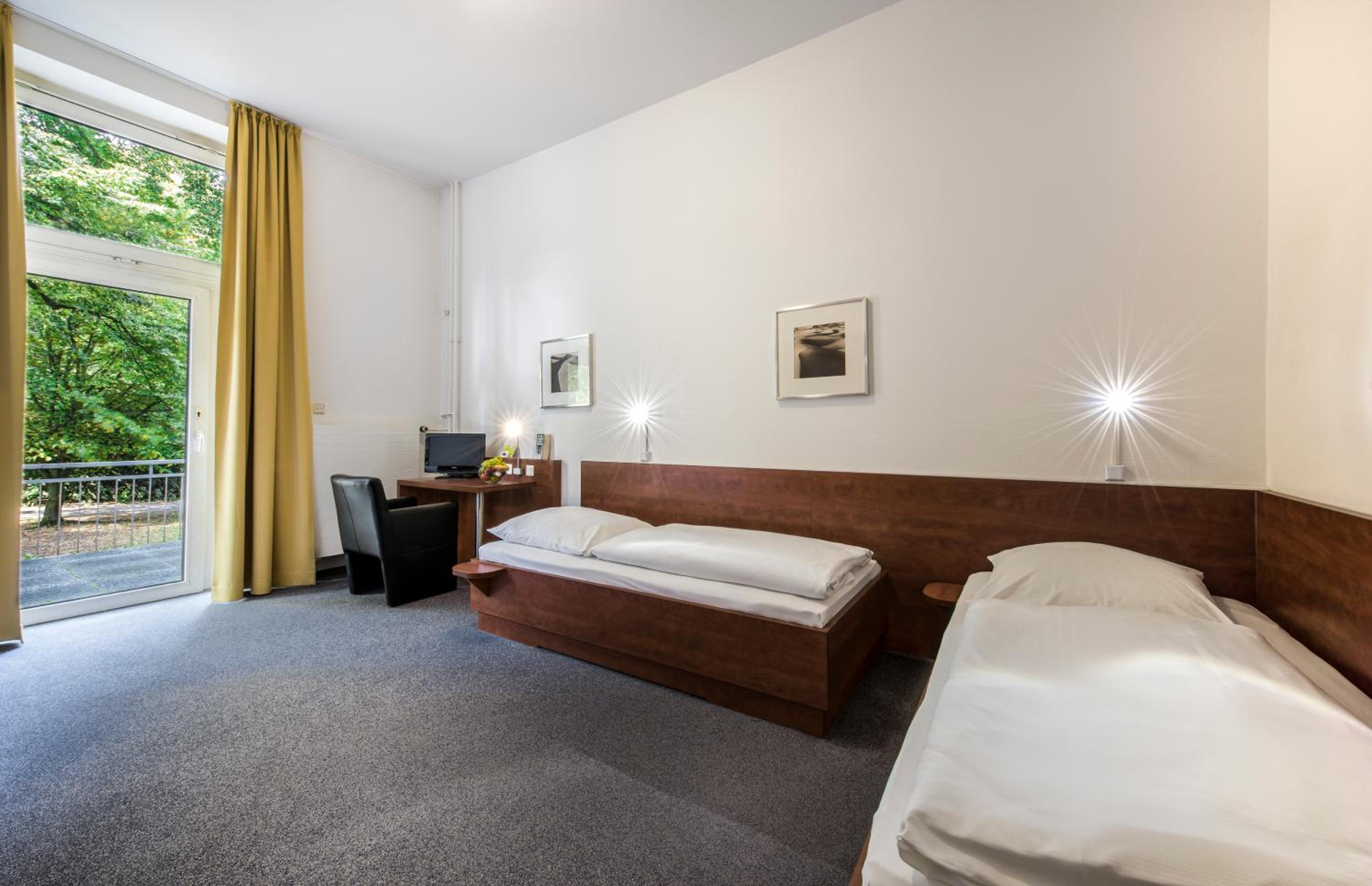 Twin Room - Photo 7