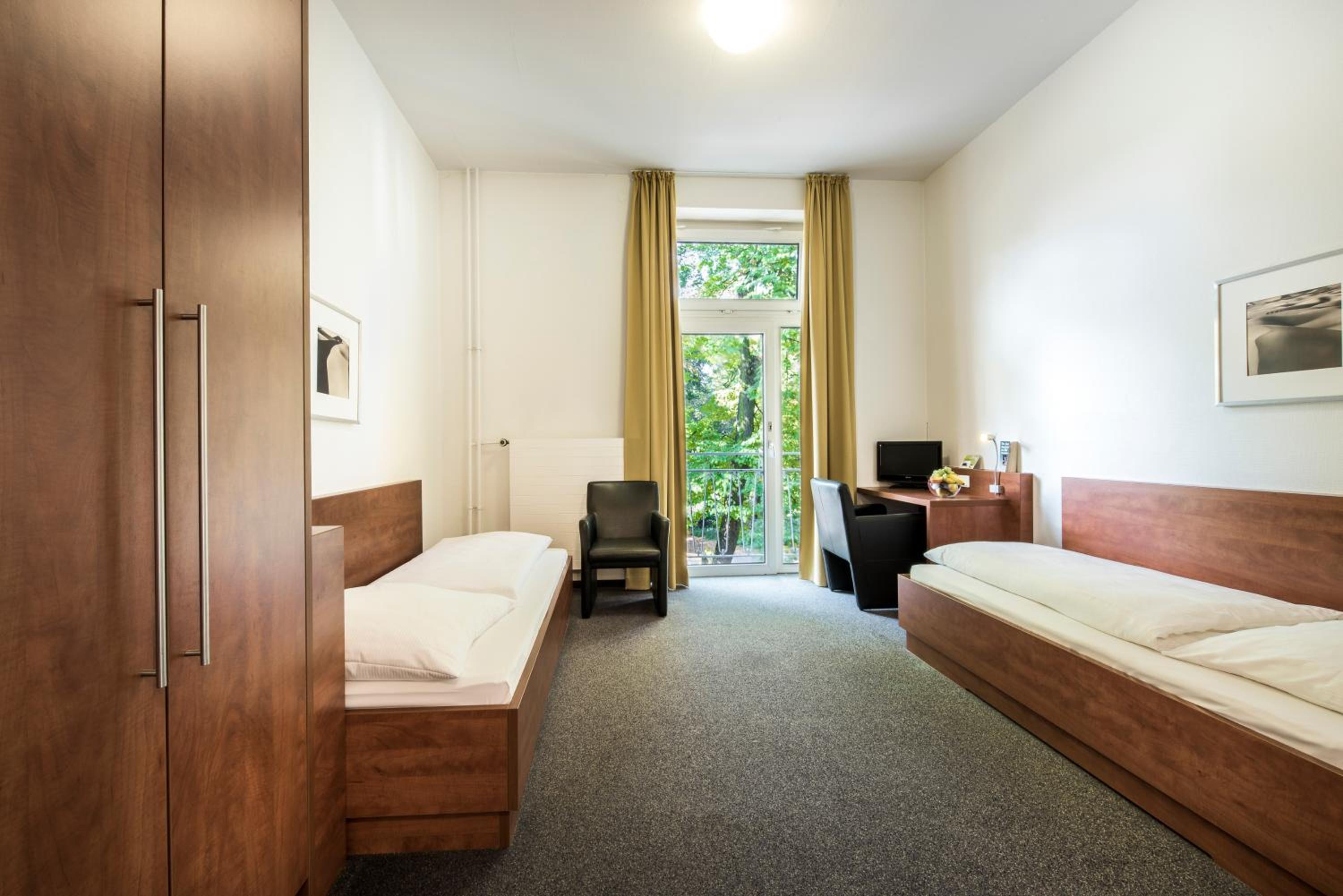 Twin Room - Photo 2