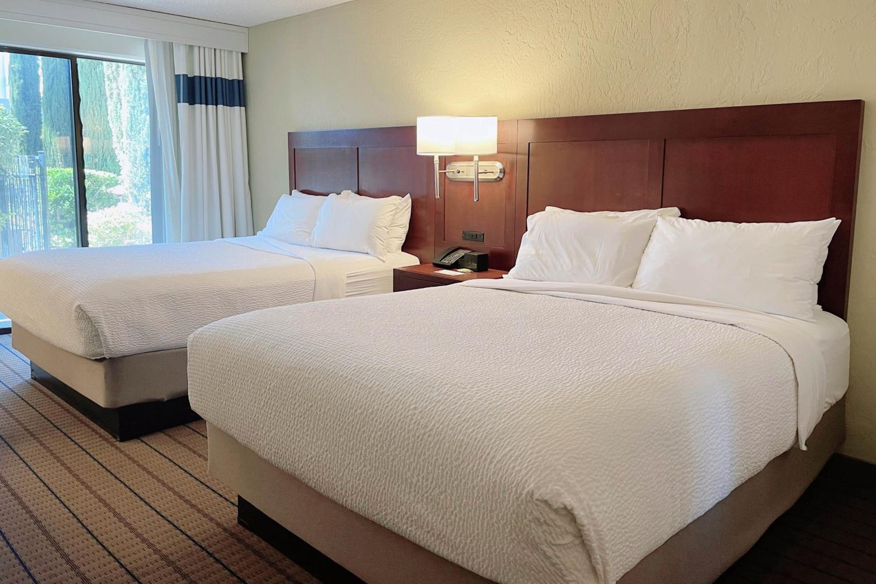 Deluxe Queen Room with Two Queen Beds and Patio photo 2