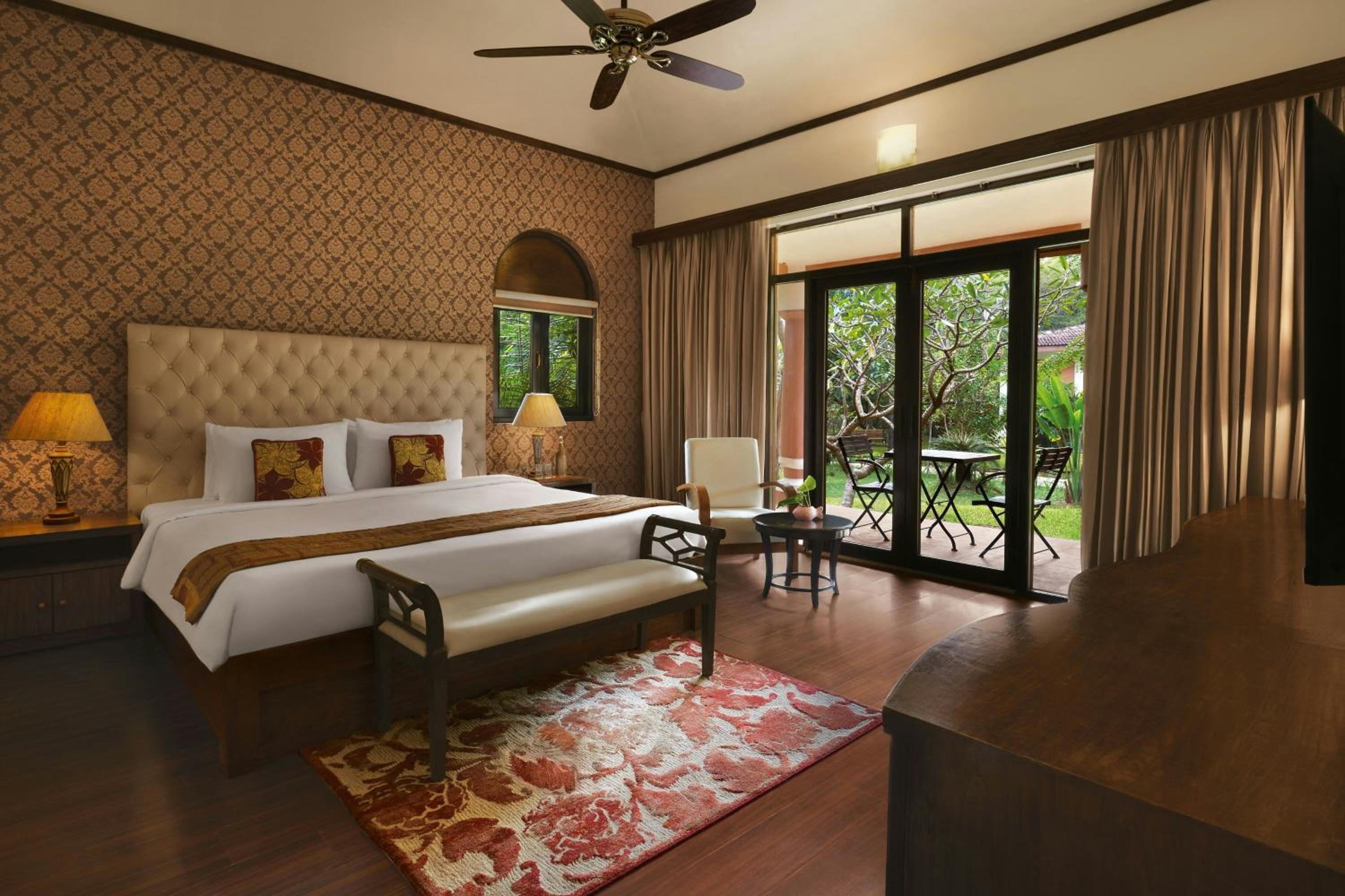 Hazel King Suite with Resort View photo 2