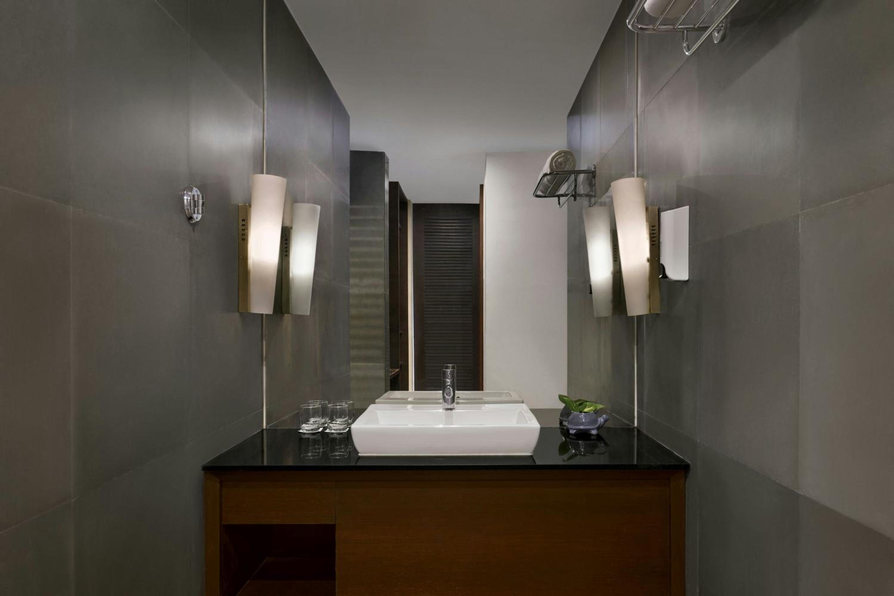 Fern Classic Premium King Room with Courtyard View - Photo 2