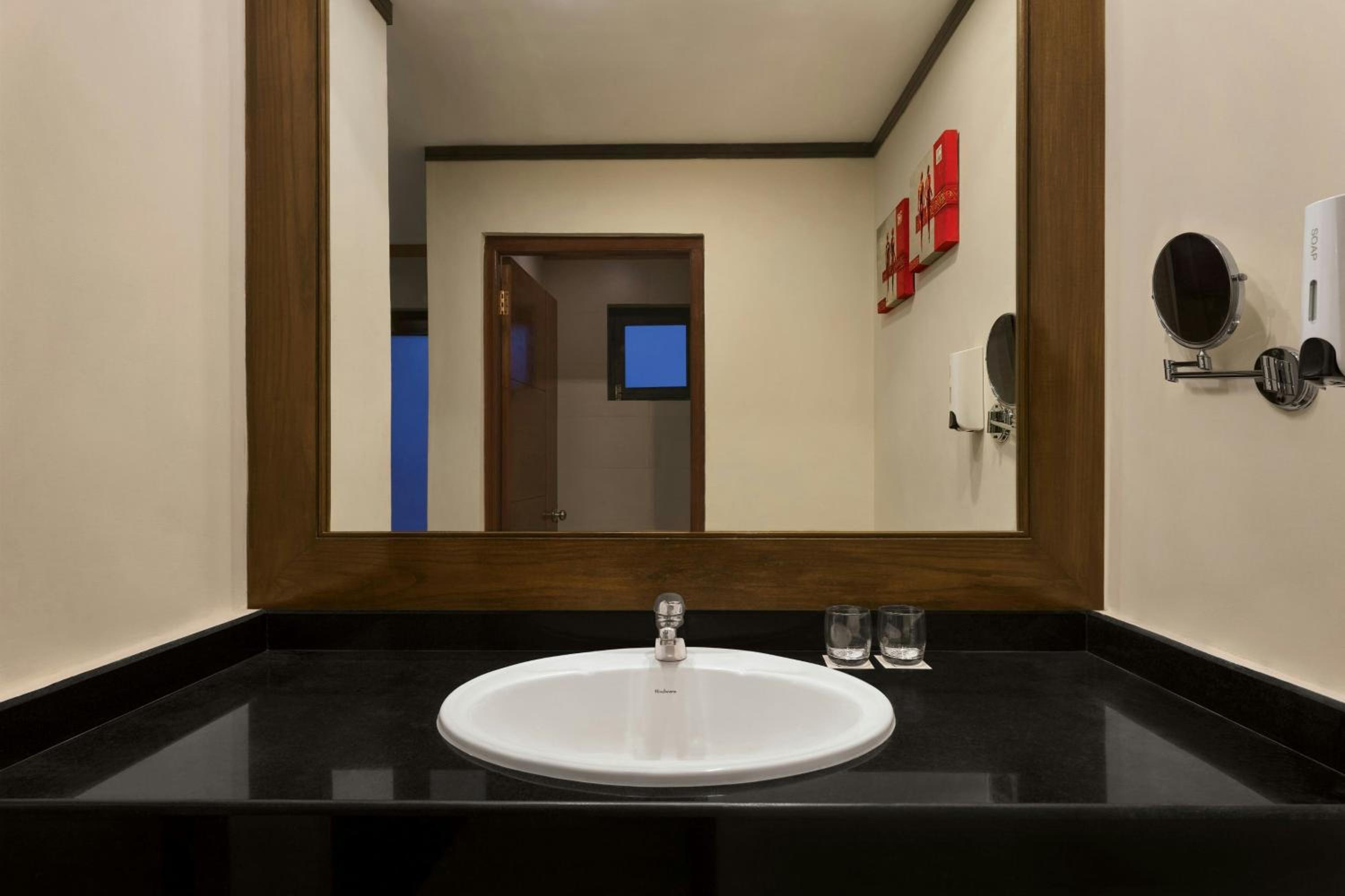 Hazel King Suite with Resort View photo 3