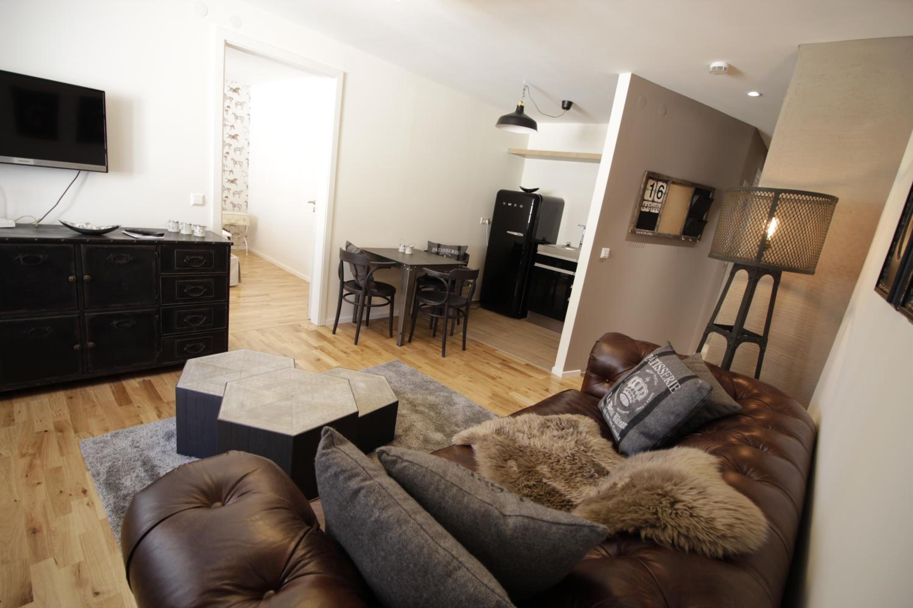 One-Bedroom Apartment - Photo 2