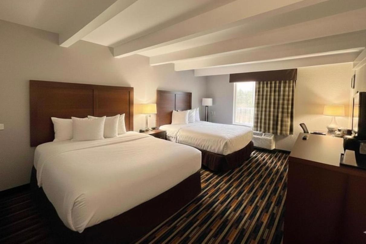 Double Room with Two Double Beds and Roll-In Shower - Non-Smoking - Photo 1