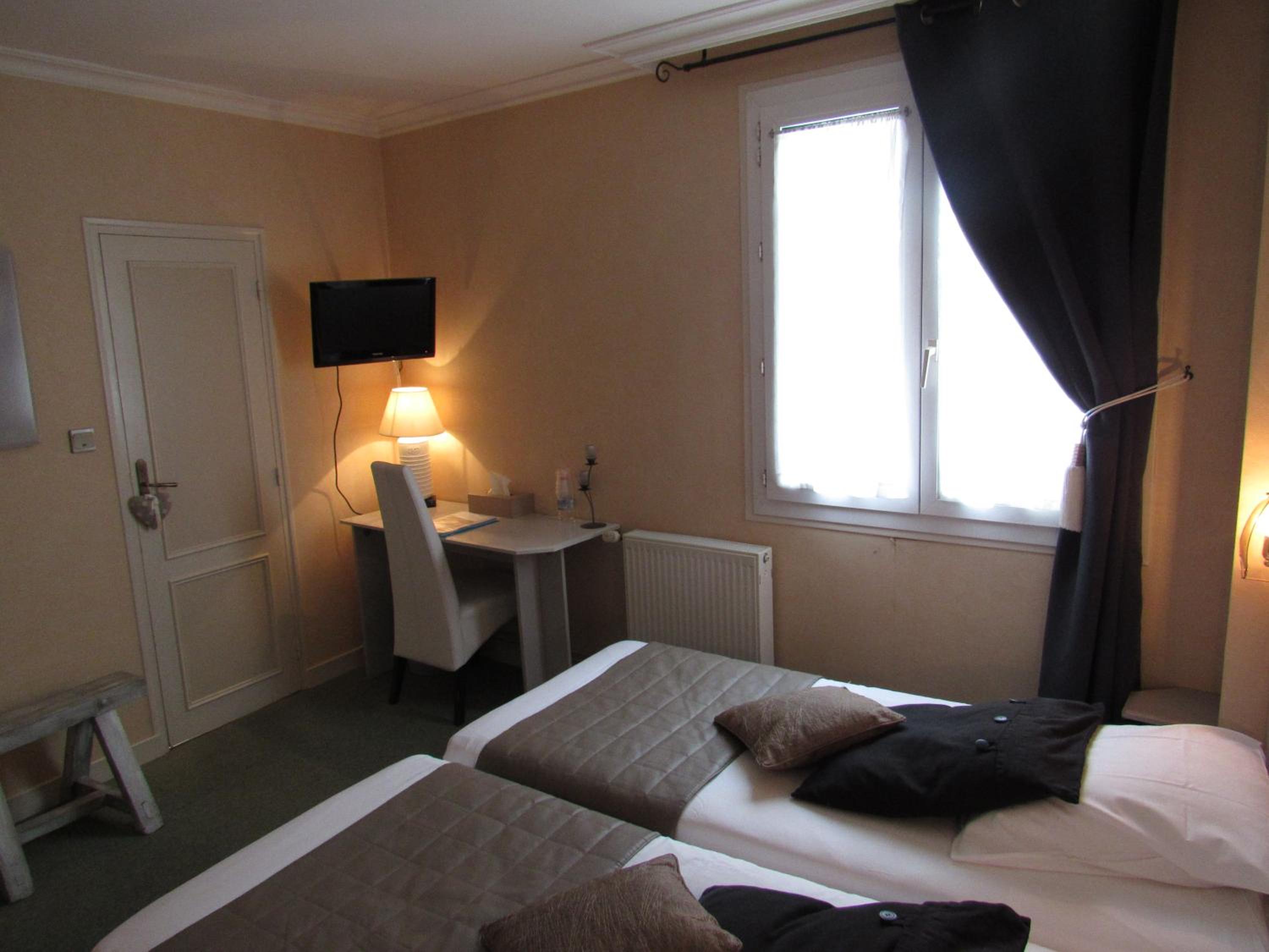 Standard Twin Room - Photo 3
