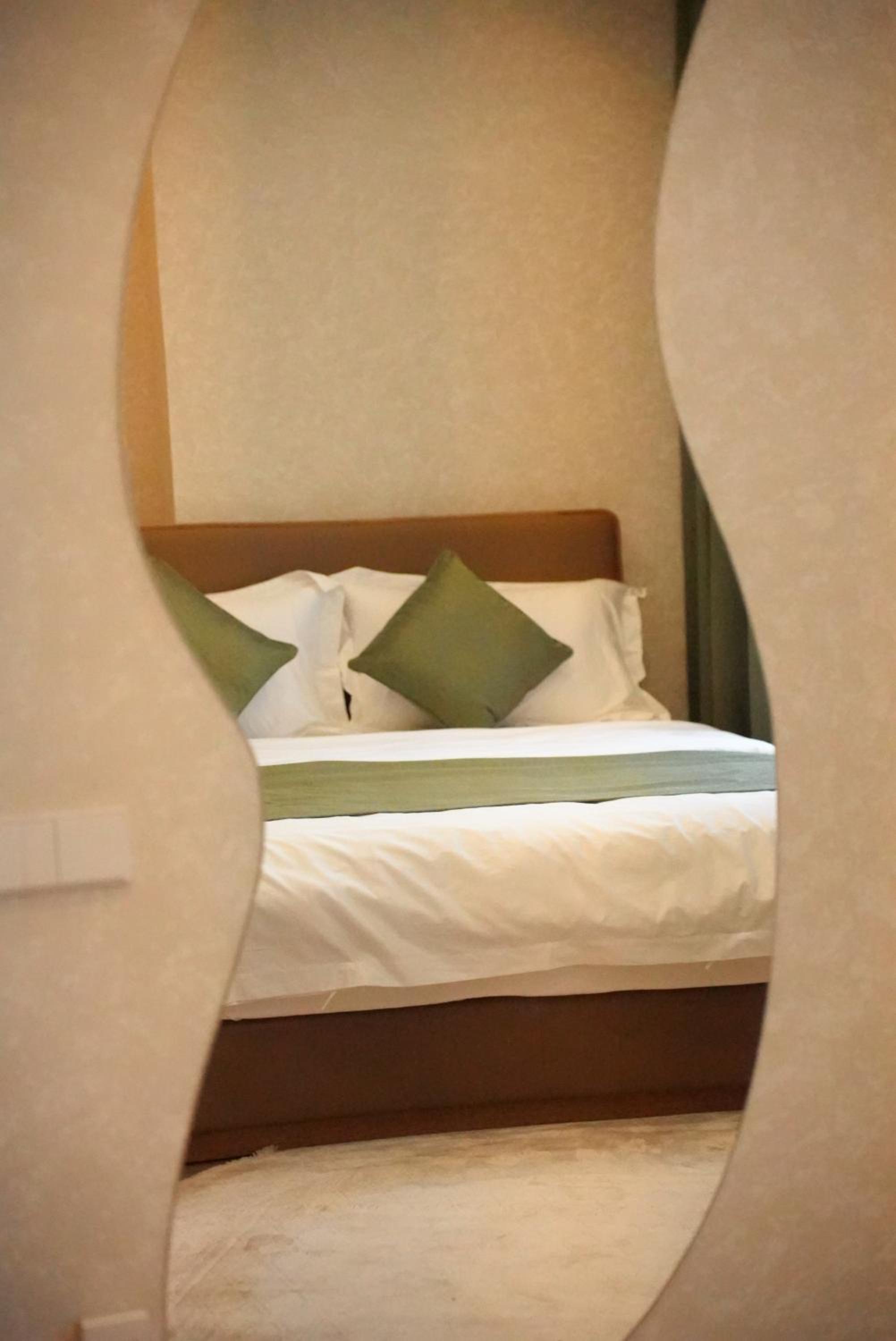 Deluxe King Room - Photo 4