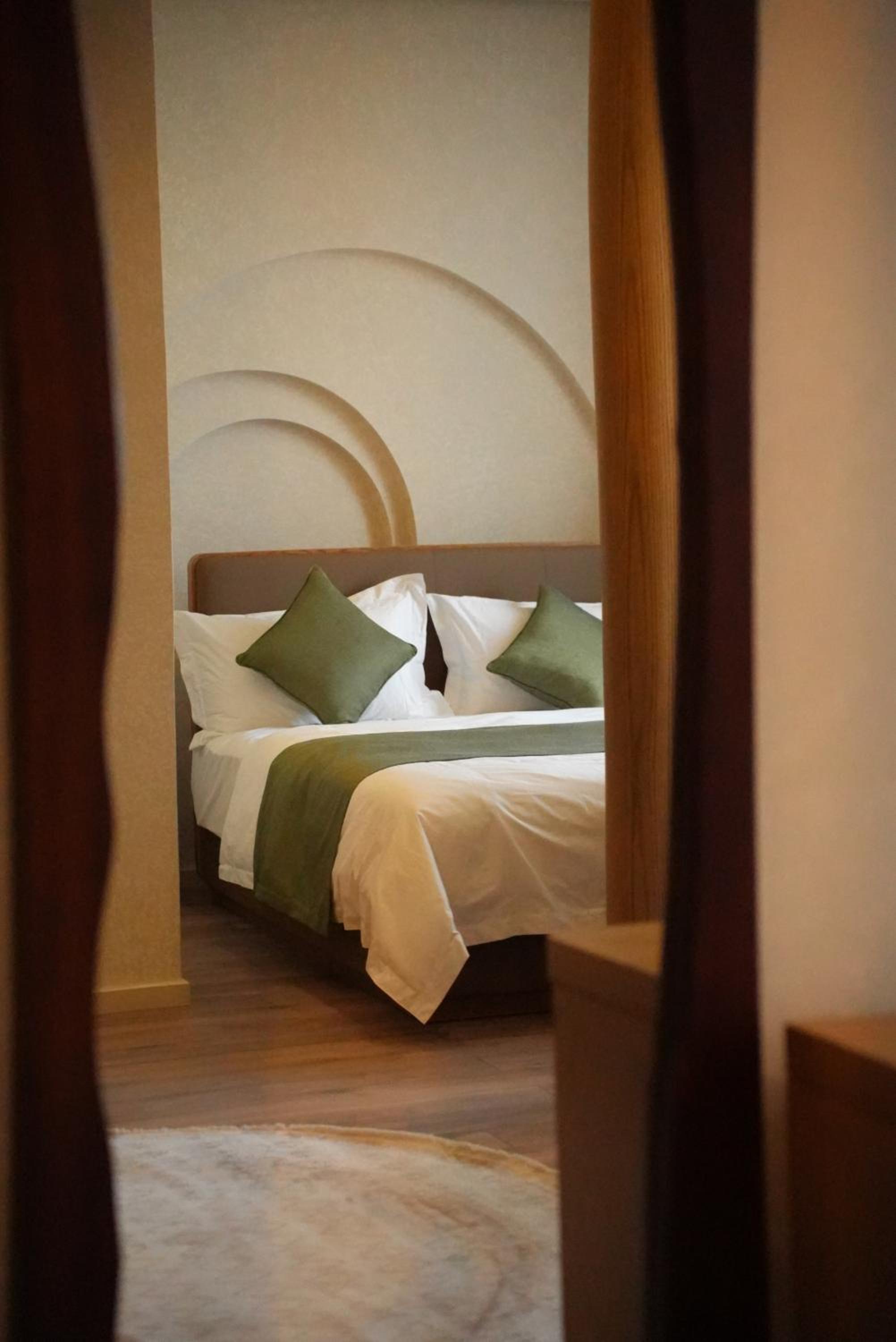 Deluxe King Room - Photo 5
