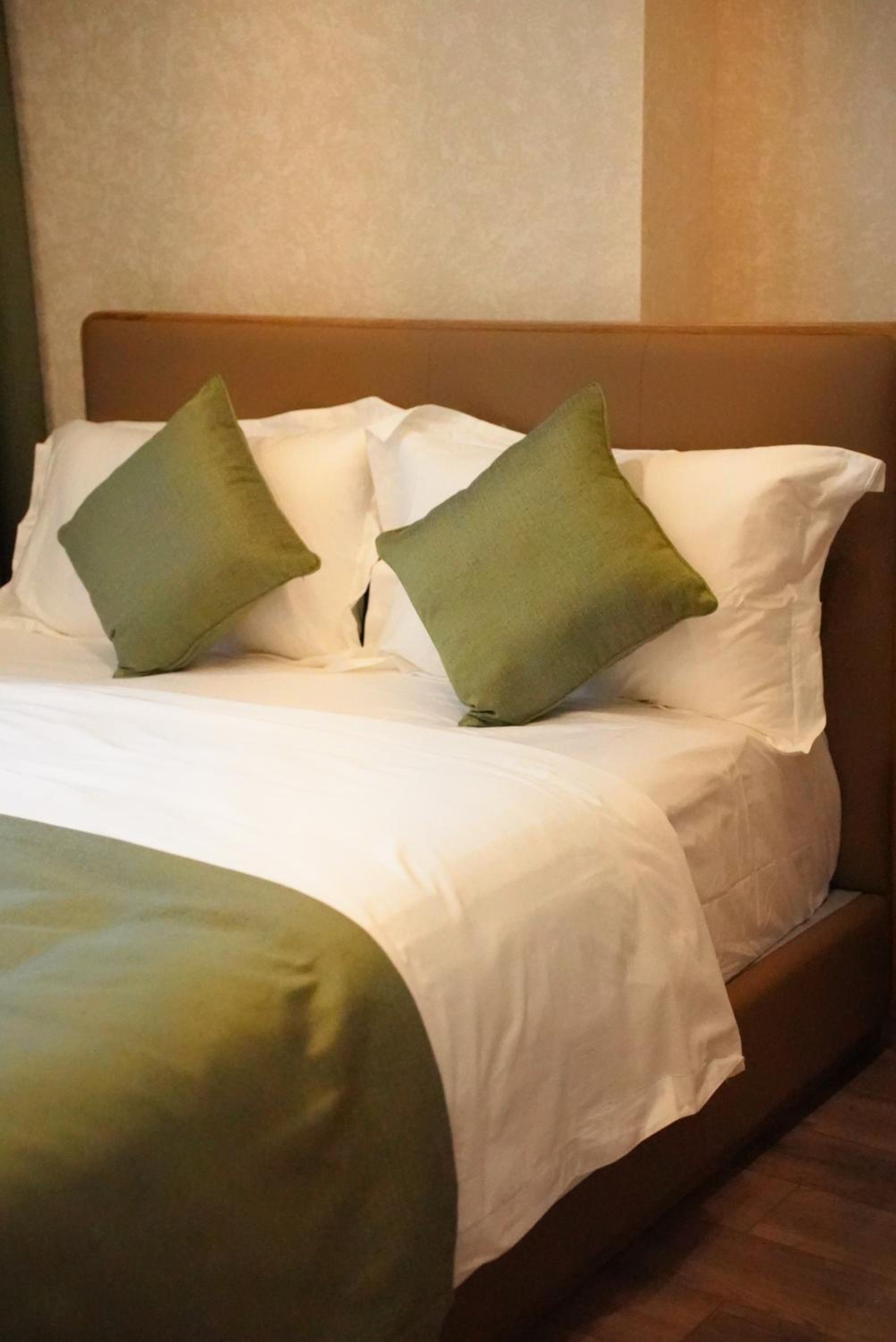 Deluxe King Room - Photo 7