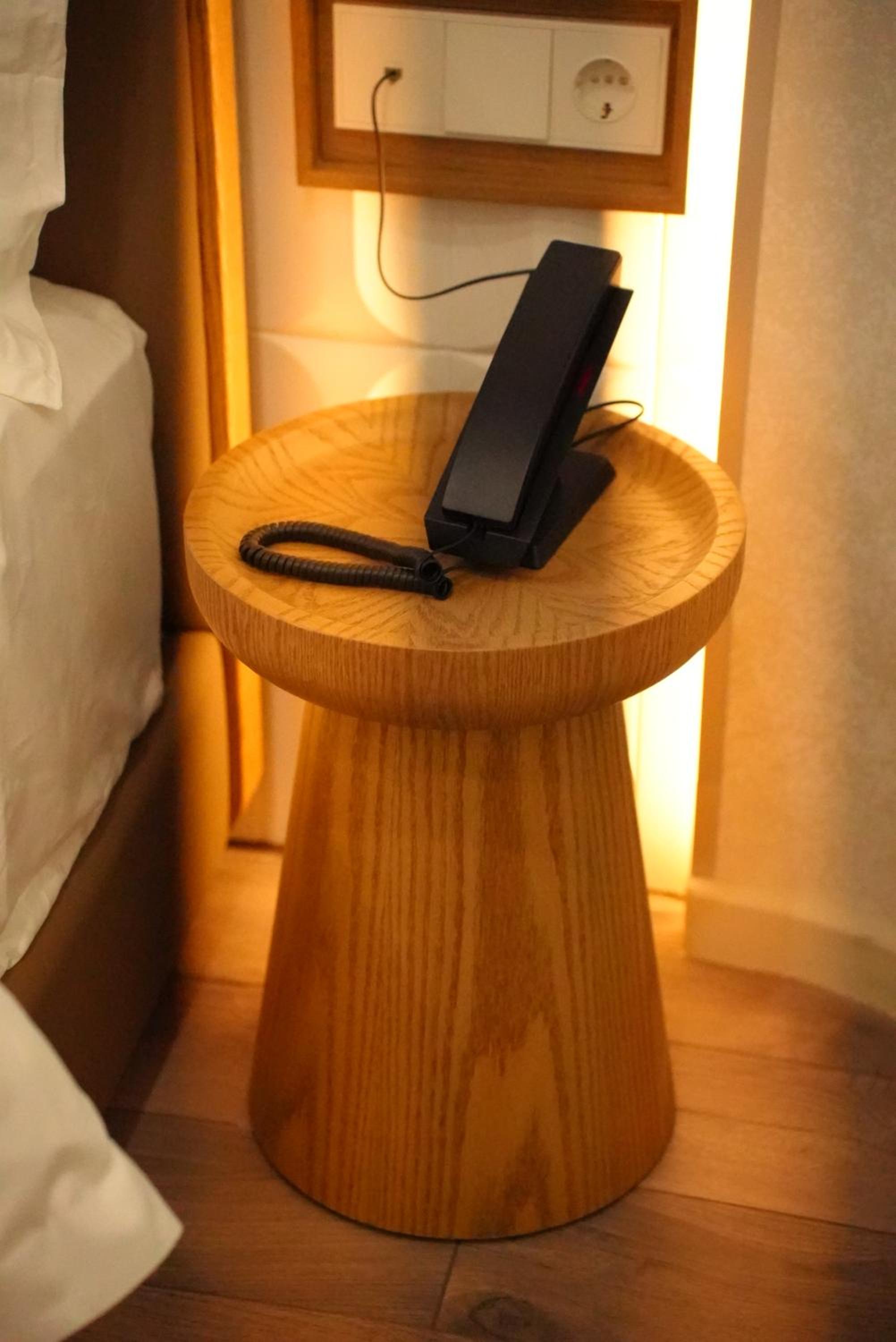 Deluxe King Room - Photo 8