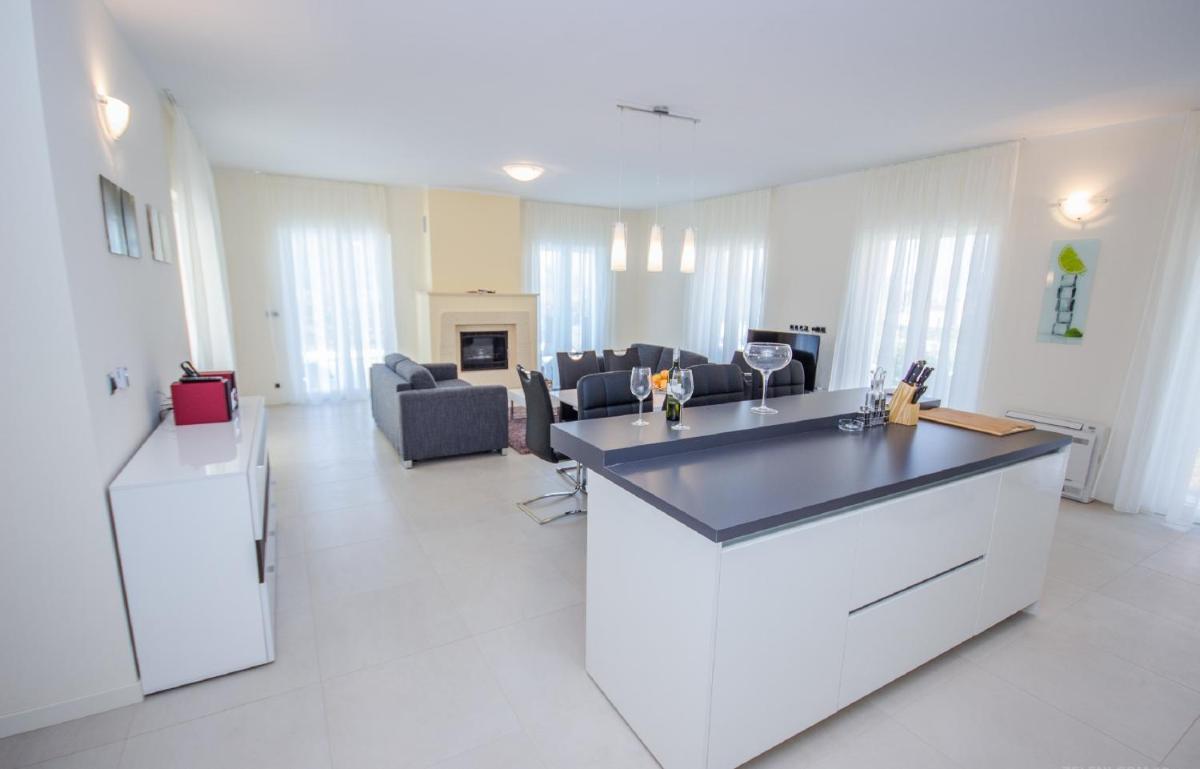 Three-Bedroom Villa photo 2