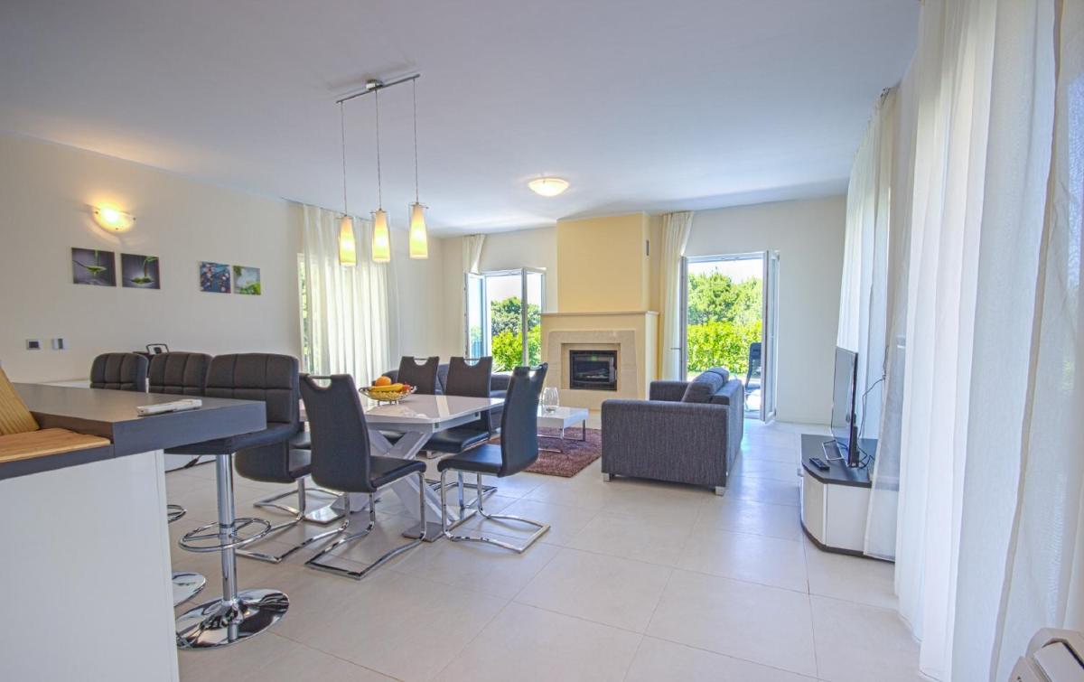 Three-Bedroom Villa photo 3