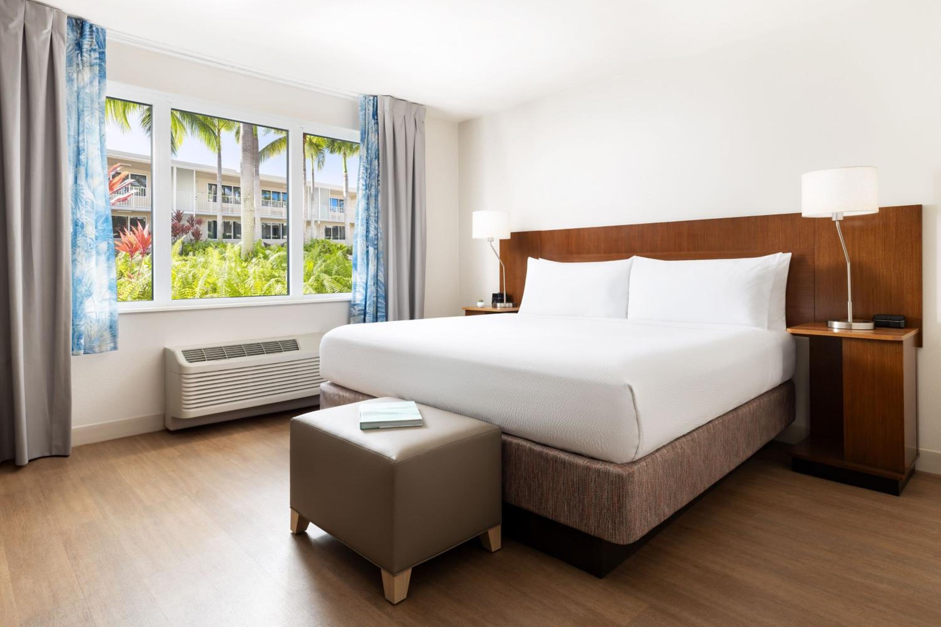 King Room with Bathtub - Mobility Access/Hearing Accessible