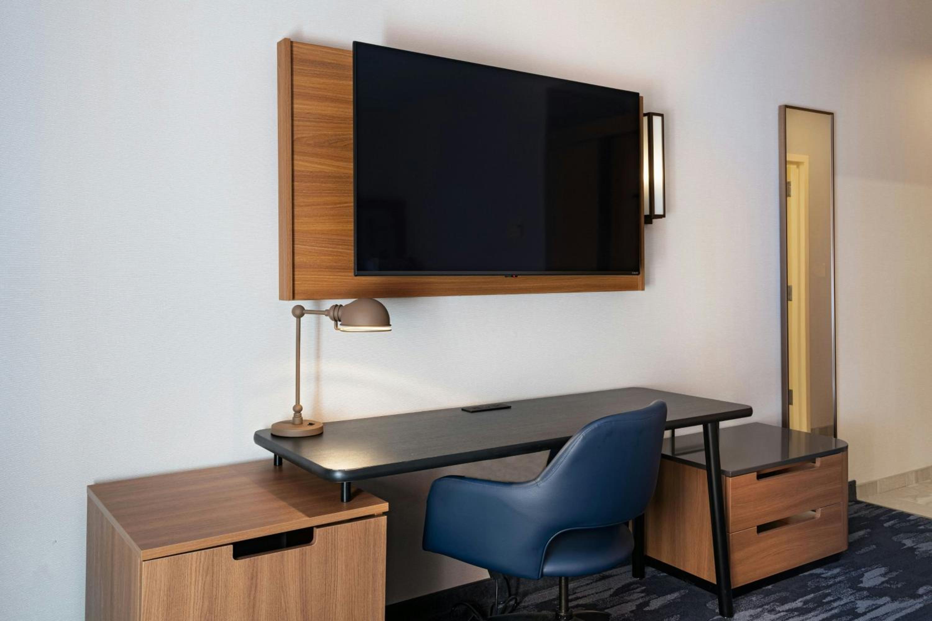 King Room with Roll-In Shower - Mobility Accessible photo 3