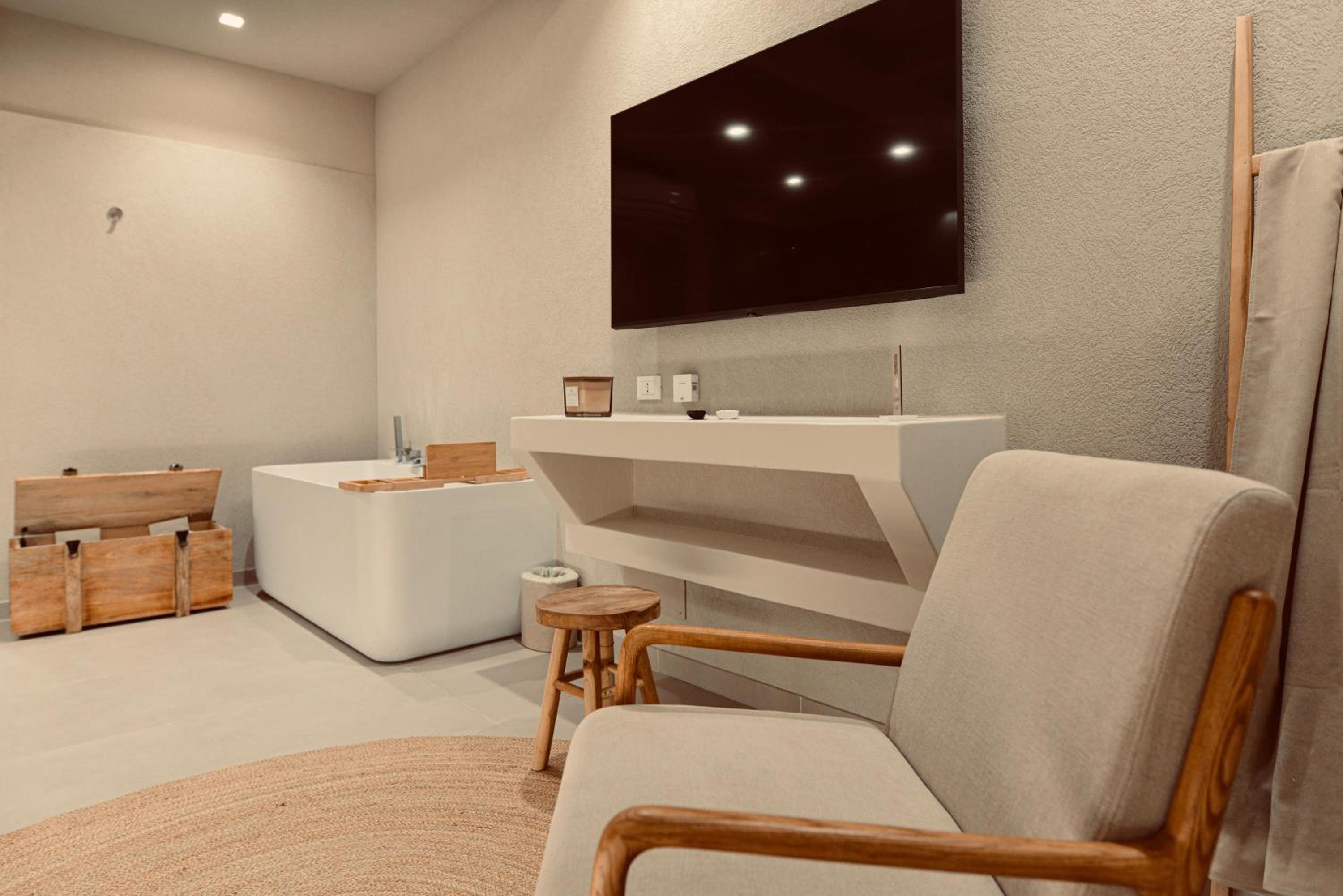 Deluxe King Suite