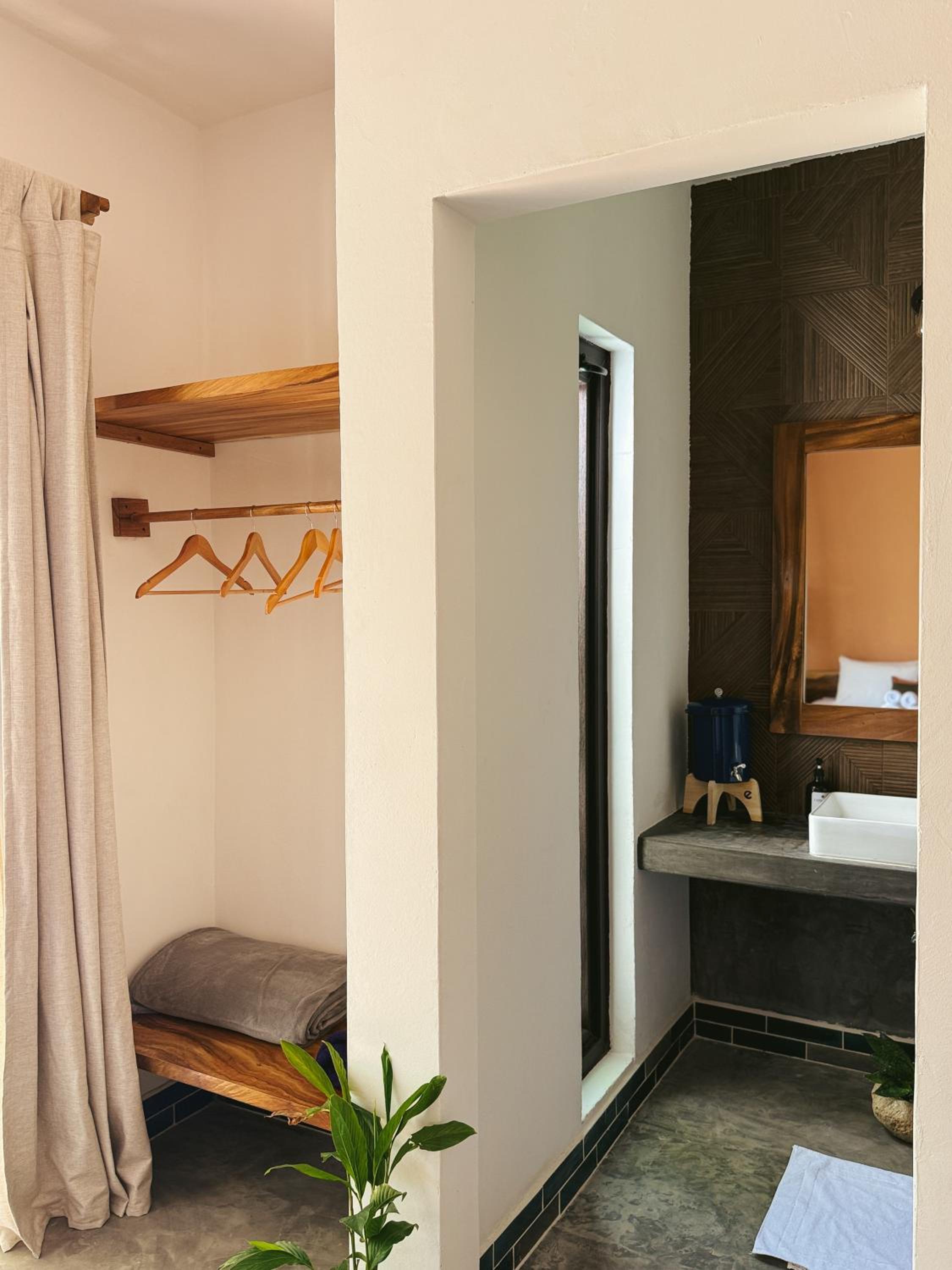 Deluxe Queen Room with Two Queen Beds photo 3