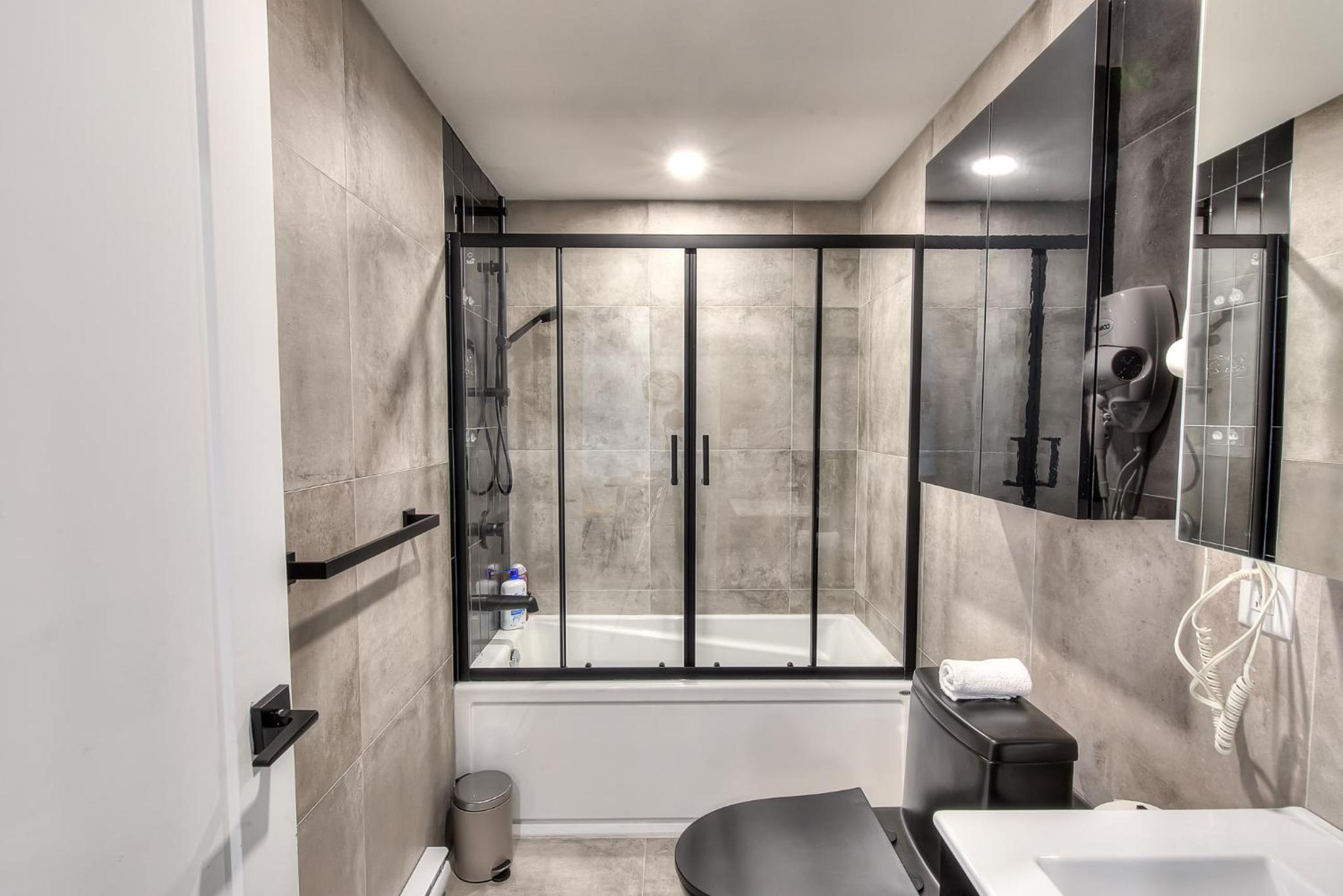 Apartment with Shower
