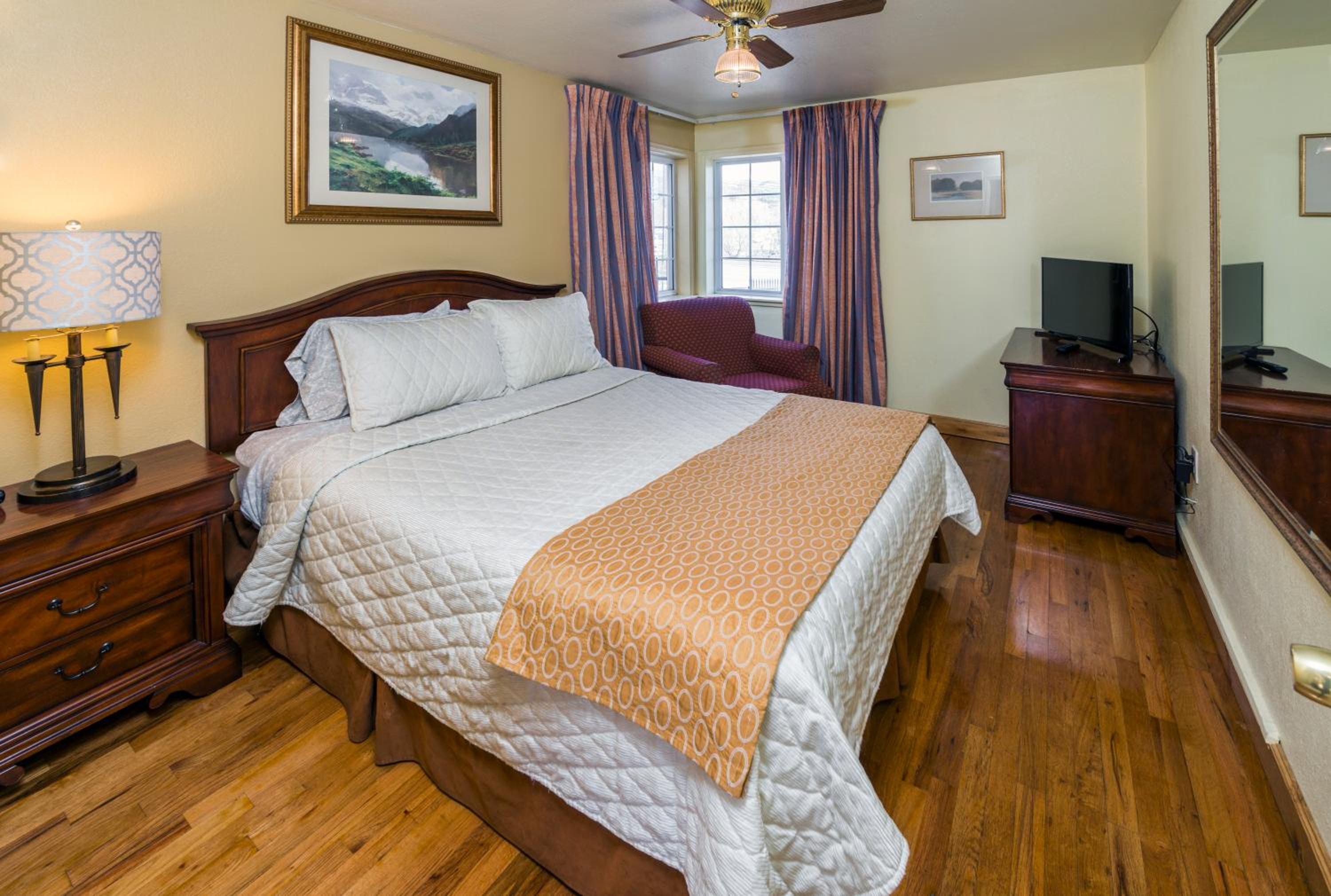 Two-Bedroom Cottage - Photo 2