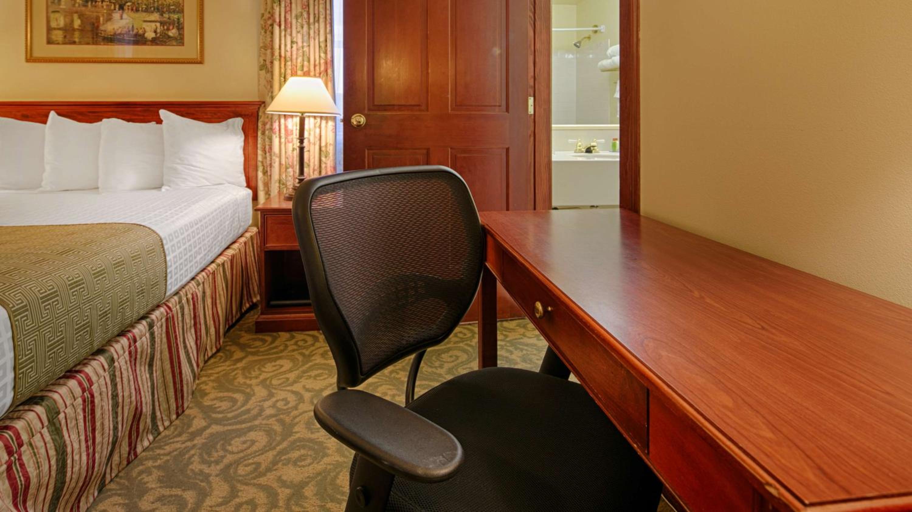 Queen Room - Non-Smoking - Photo 4