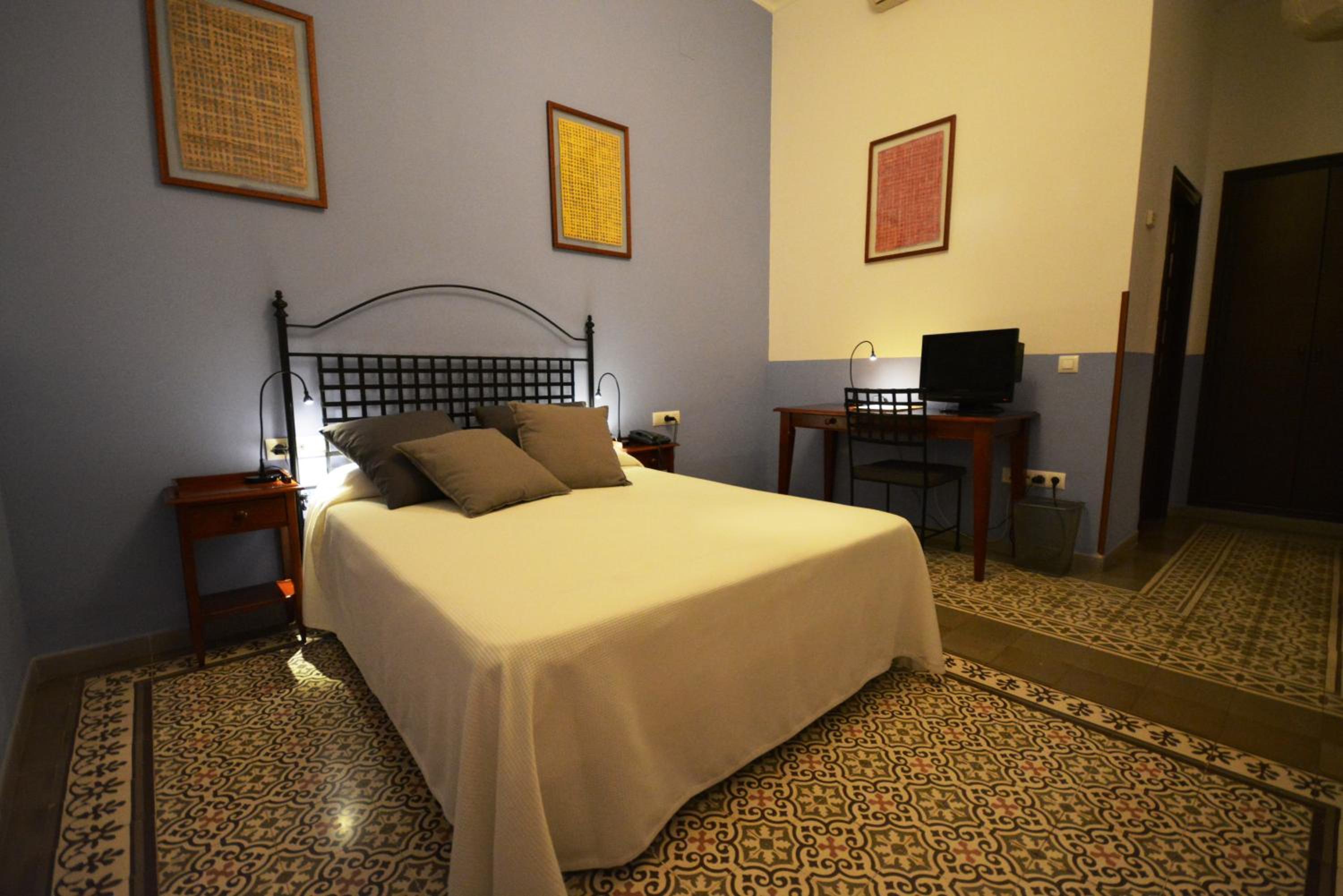 Double or Twin Room - Photo 5