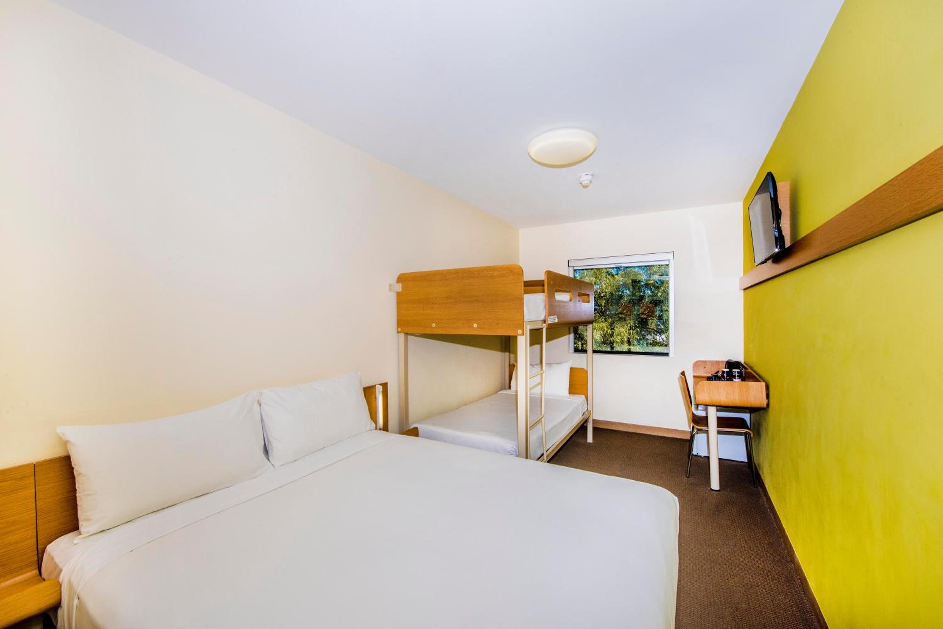 Standard Queen Room with Bunk Bed - Photo 4