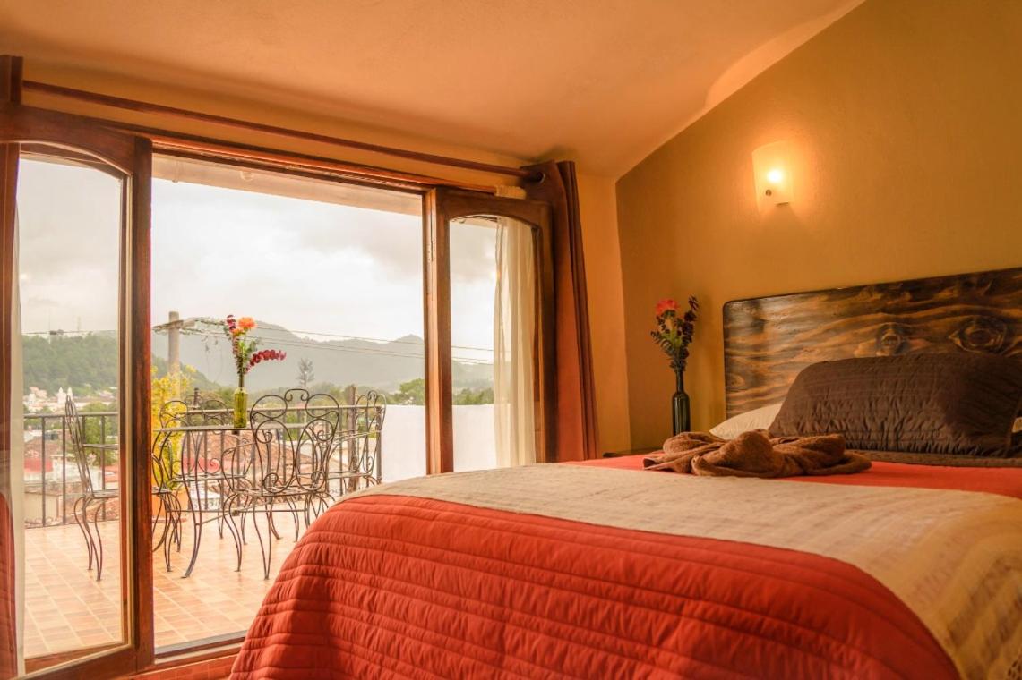 Double Room with City View - Photo 4