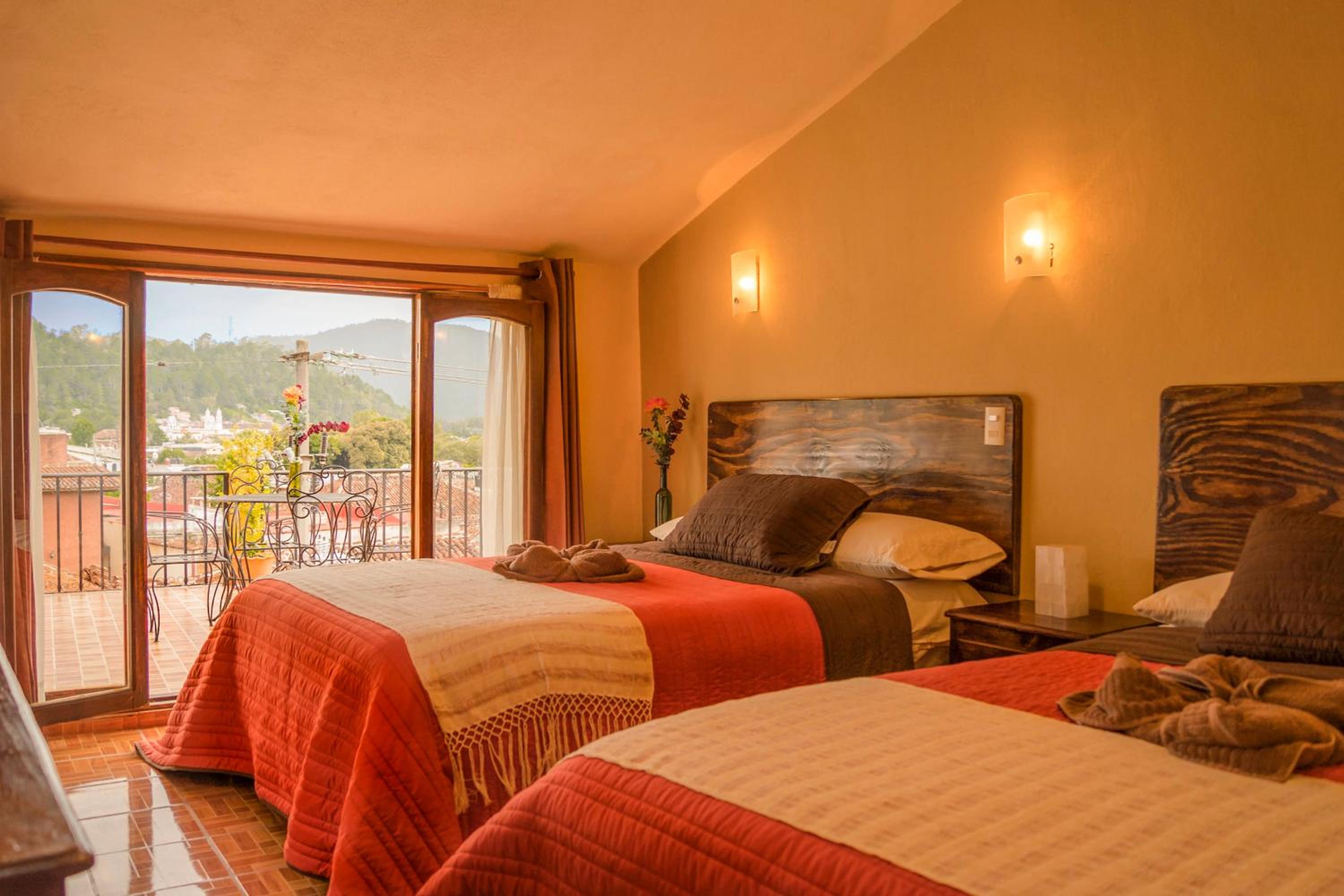 Double Room with City View - Photo 3