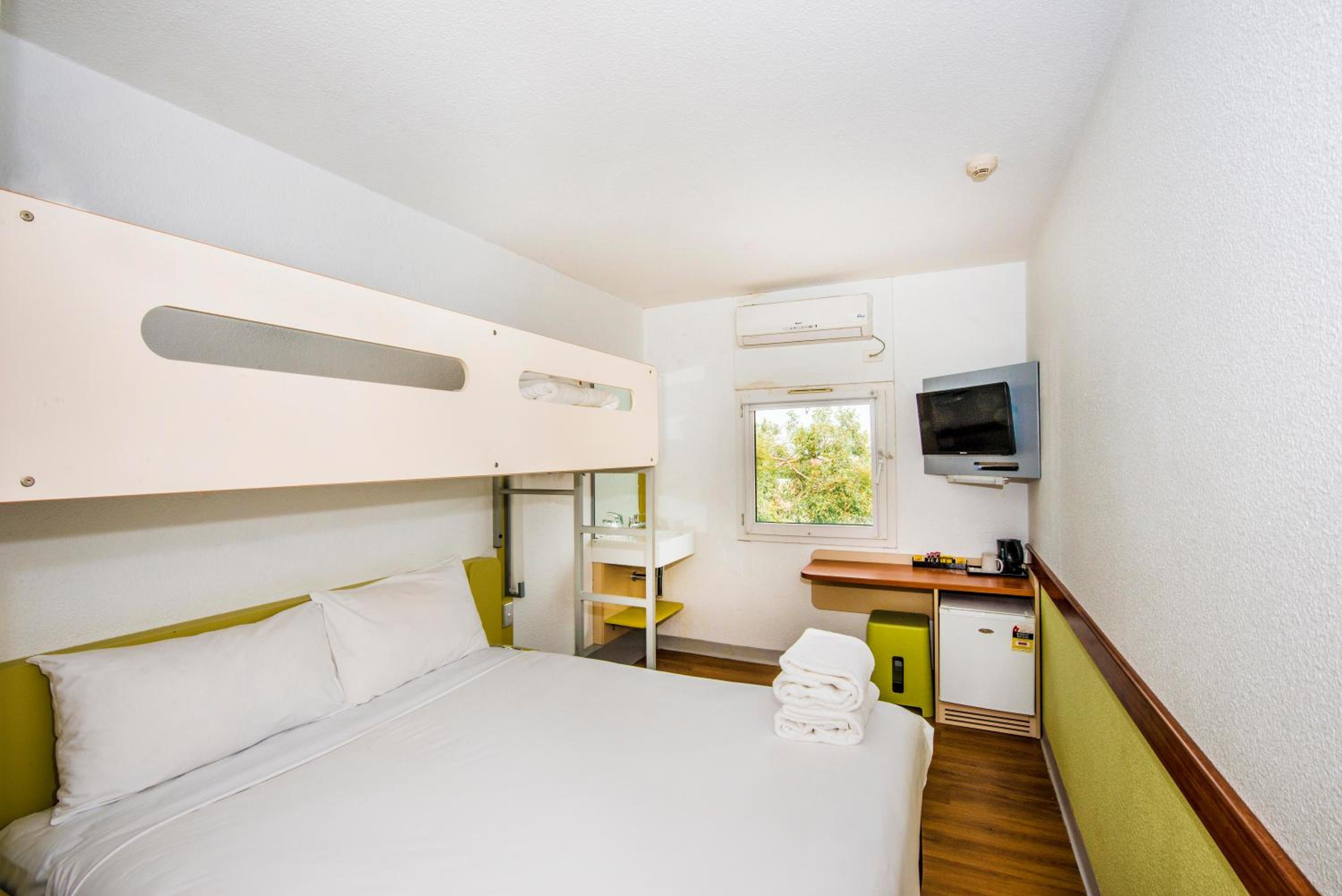 Standard Queen Room with Single Bunk Bed - Photo 3