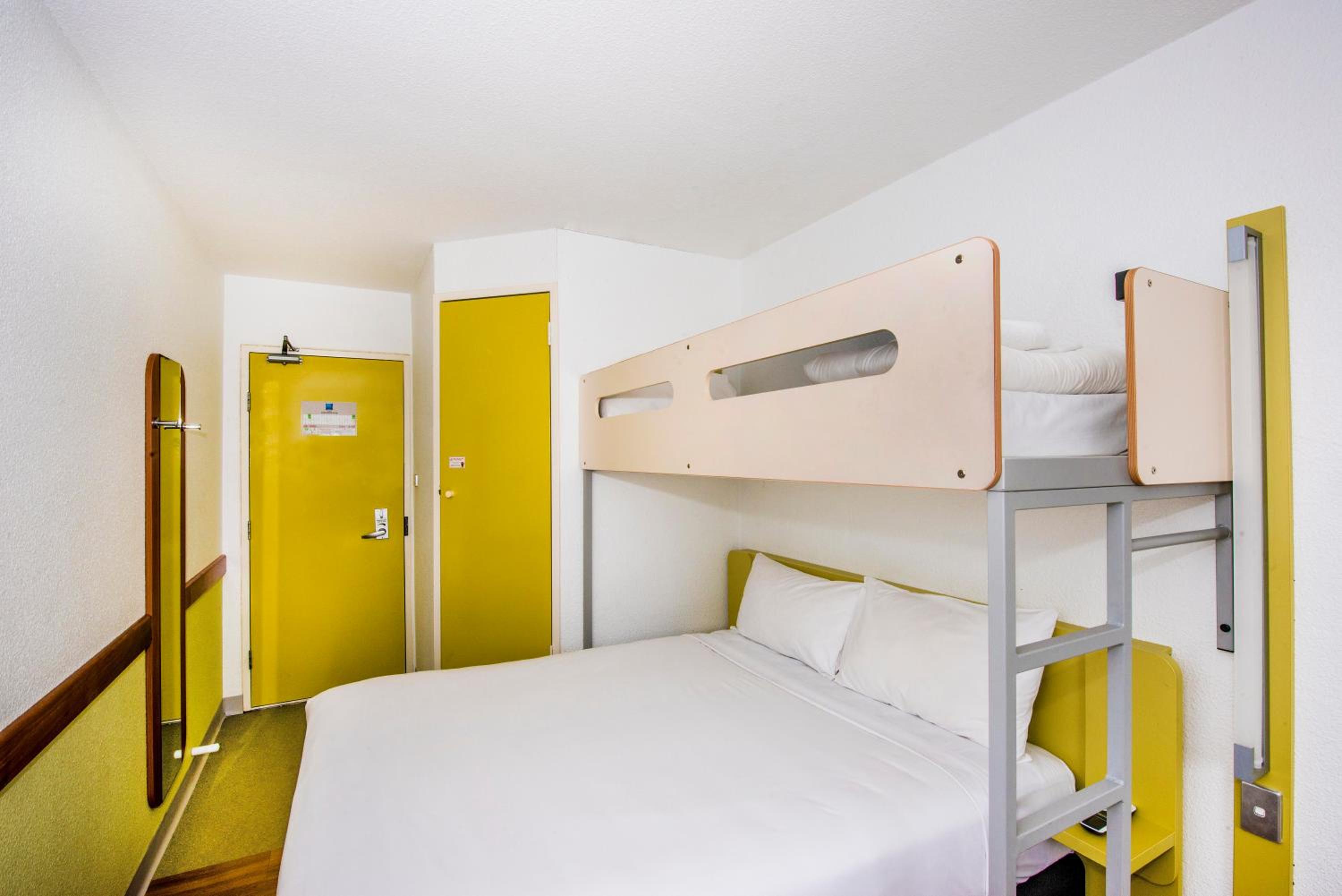 Standard Queen Room with Single Bunk Bed - Photo 2