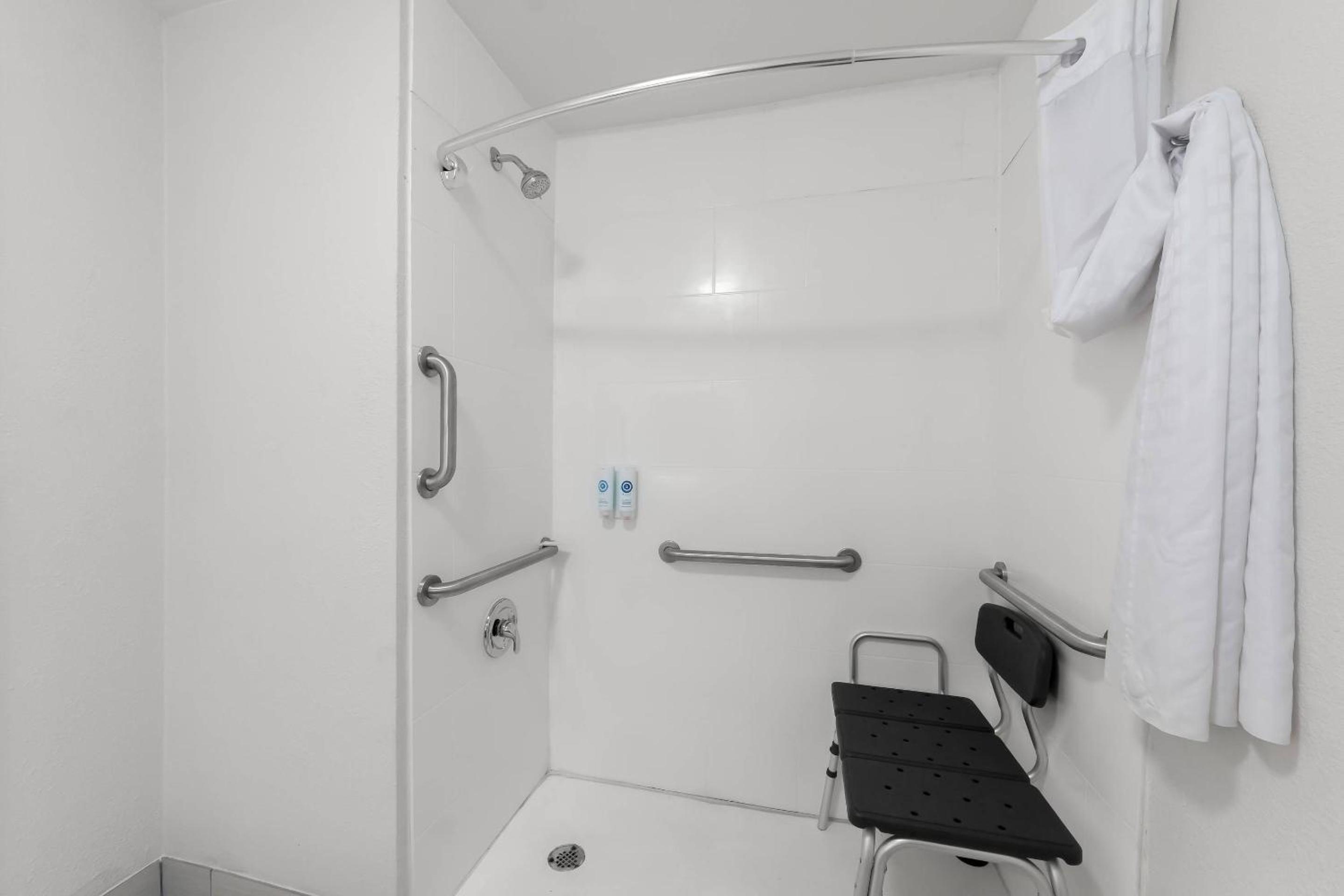 King Room with Roll-in Shower - Photo 1
