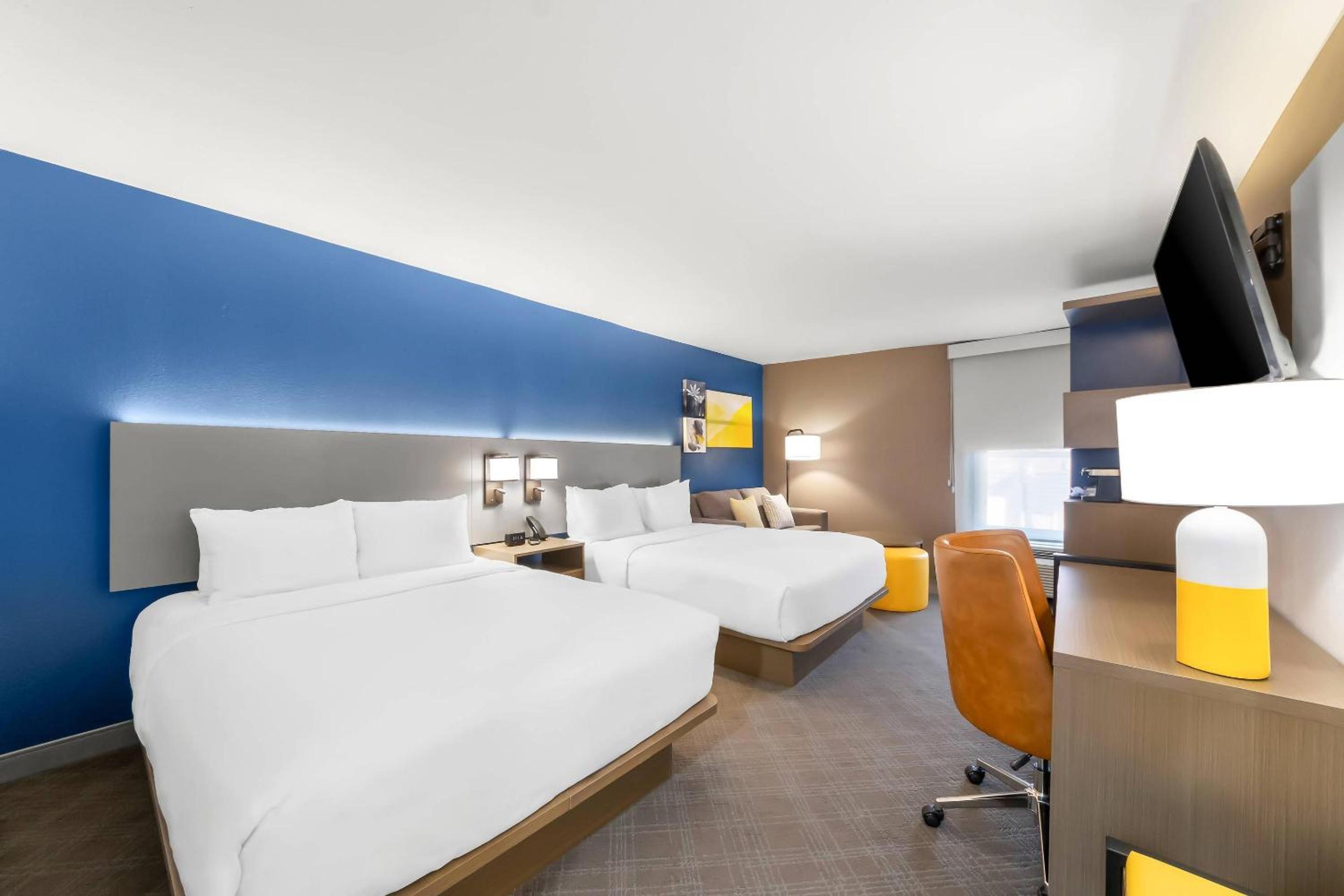 Queen Room with Two Queen Beds - Photo 2