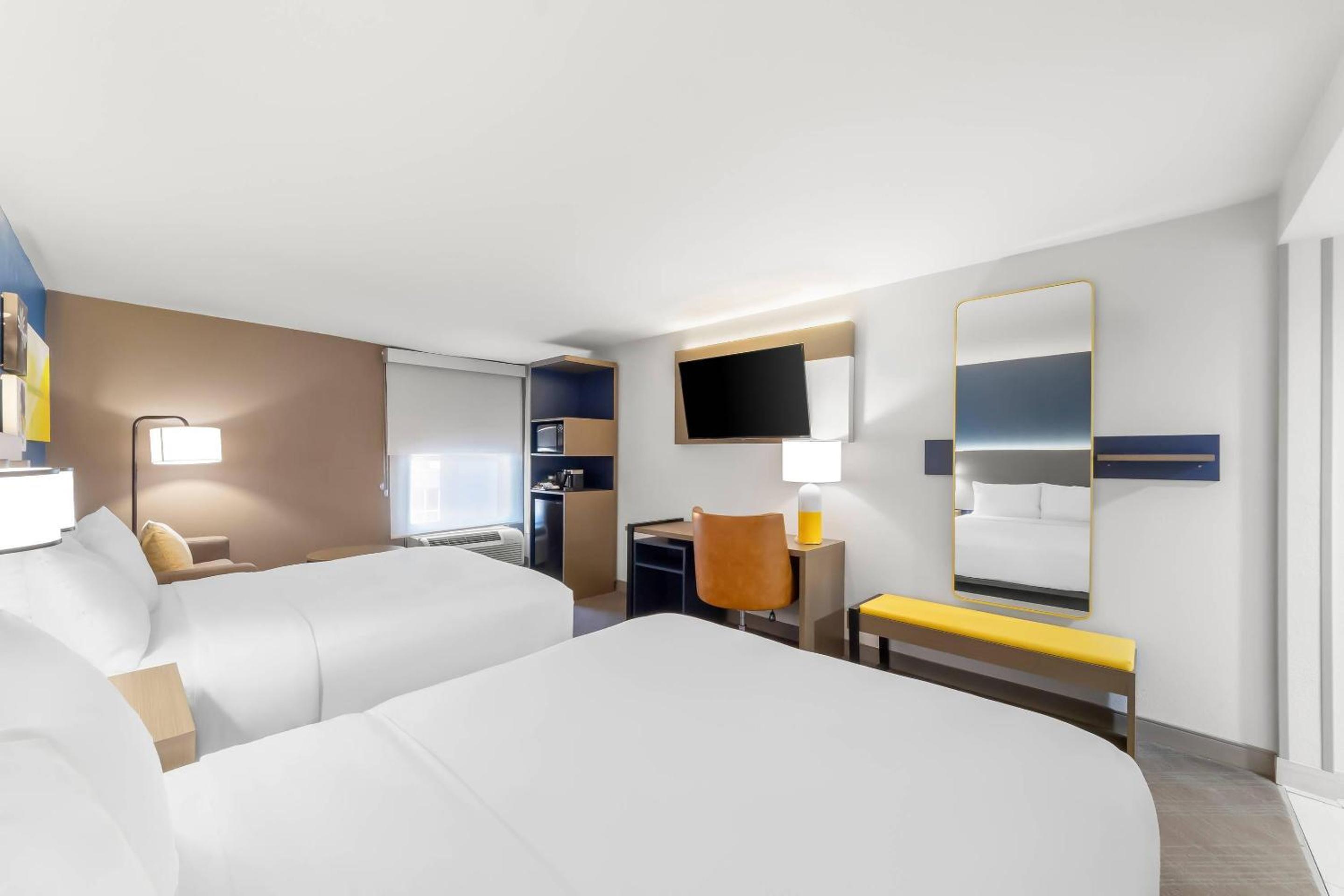 Queen Room with Two Queen Beds - Photo 3