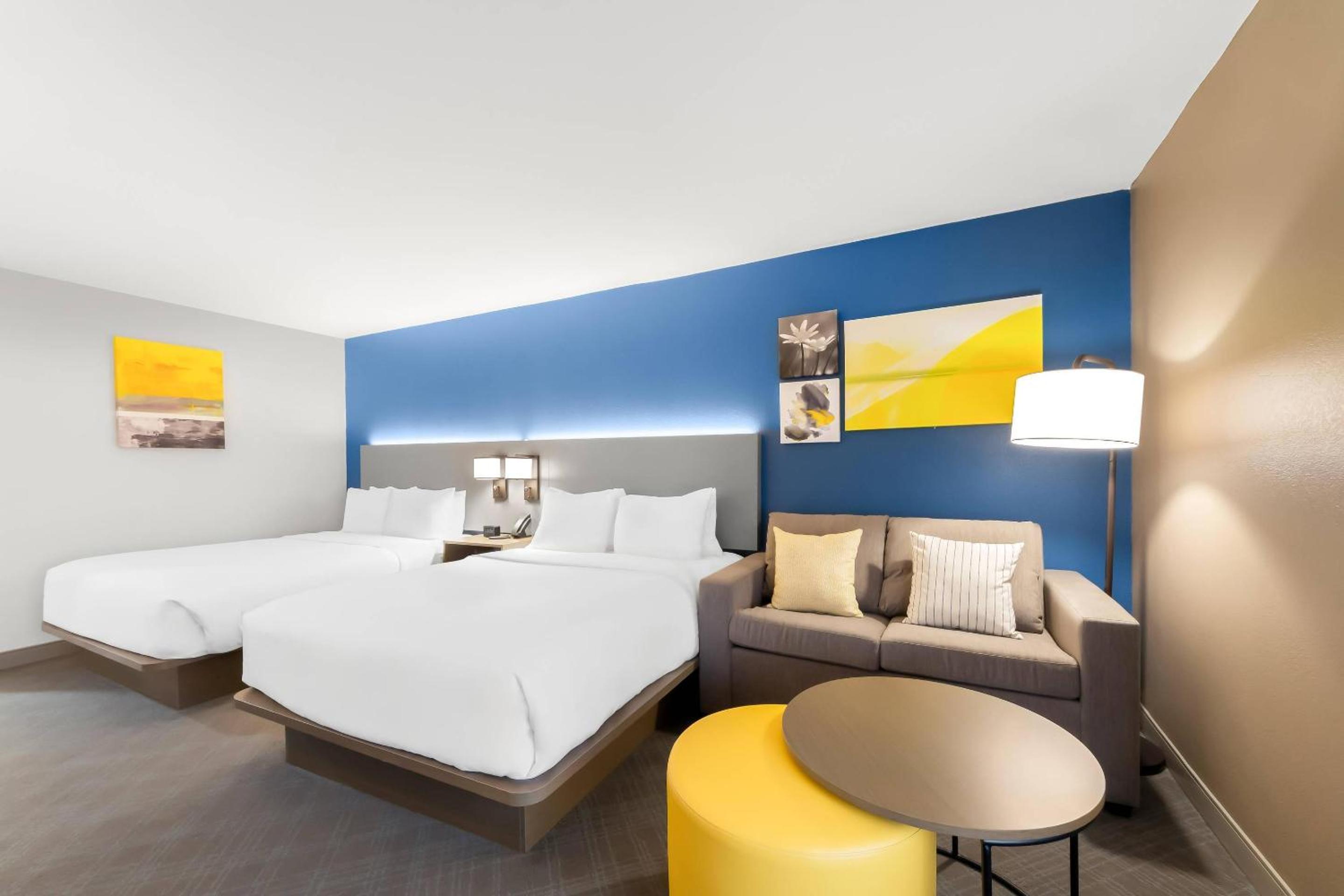 Queen Room with Two Queen Beds - Photo 4