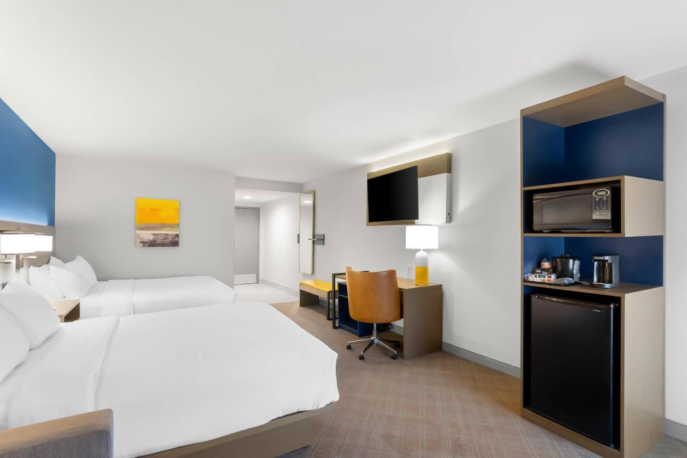 Queen Room with Two Queen Beds - Disability Access - Photo 3