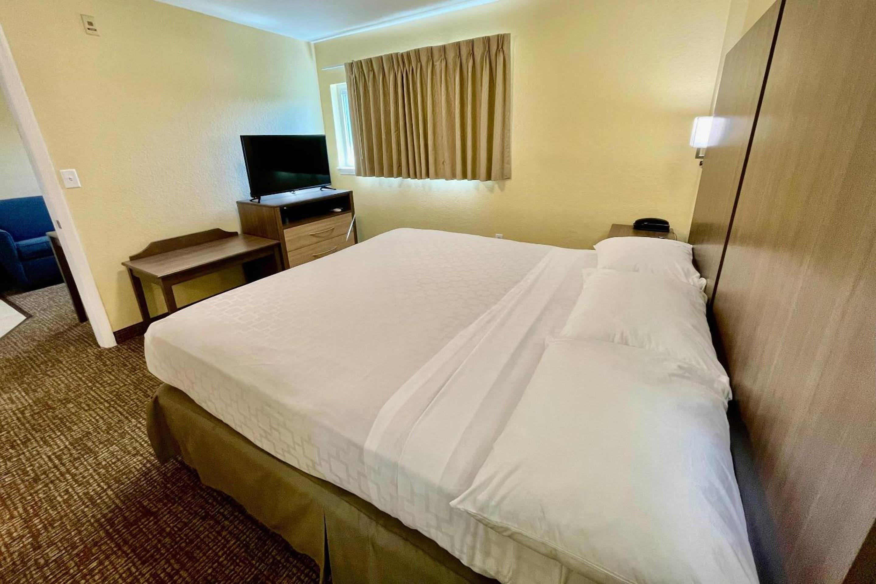 Efficiency King Suite - Accessible/Non-Smoking photo 2