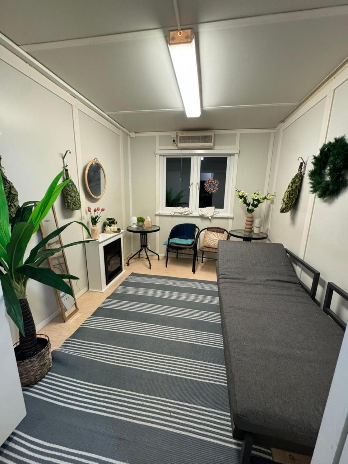 One-Bedroom House photo 1