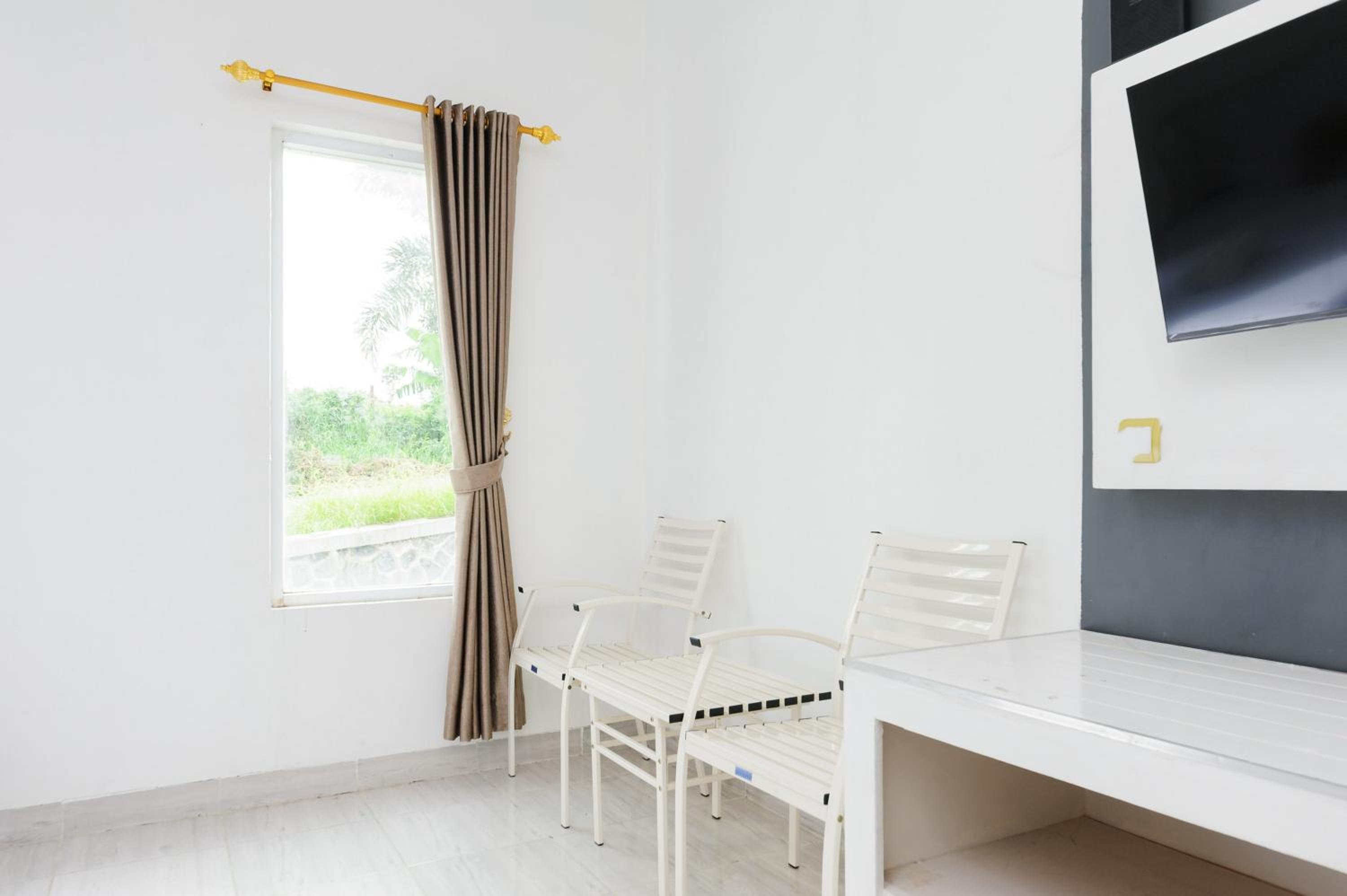 Deluxe Family Room - Photo 2