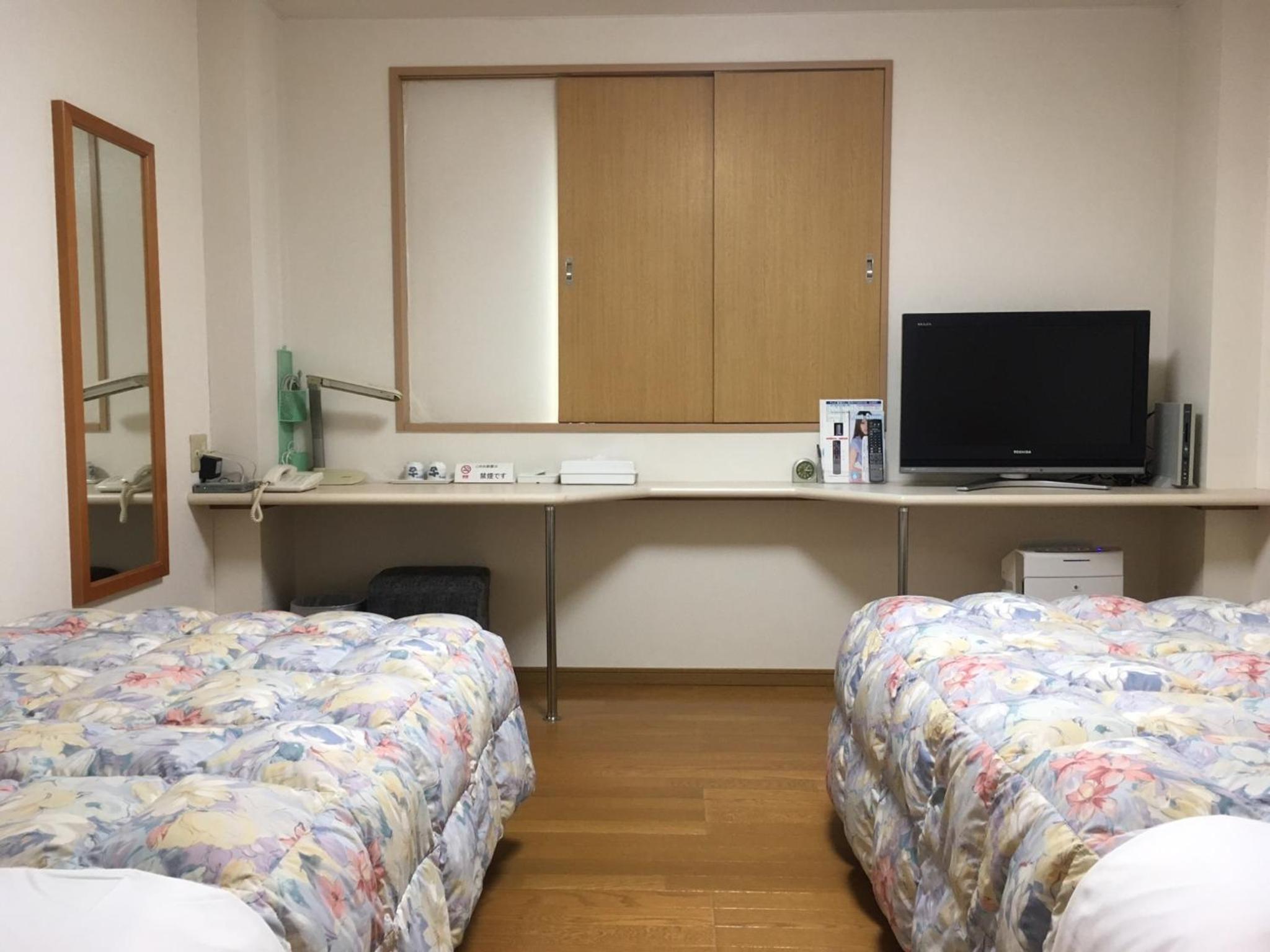 Twin Room - Non-Smoking photo 2