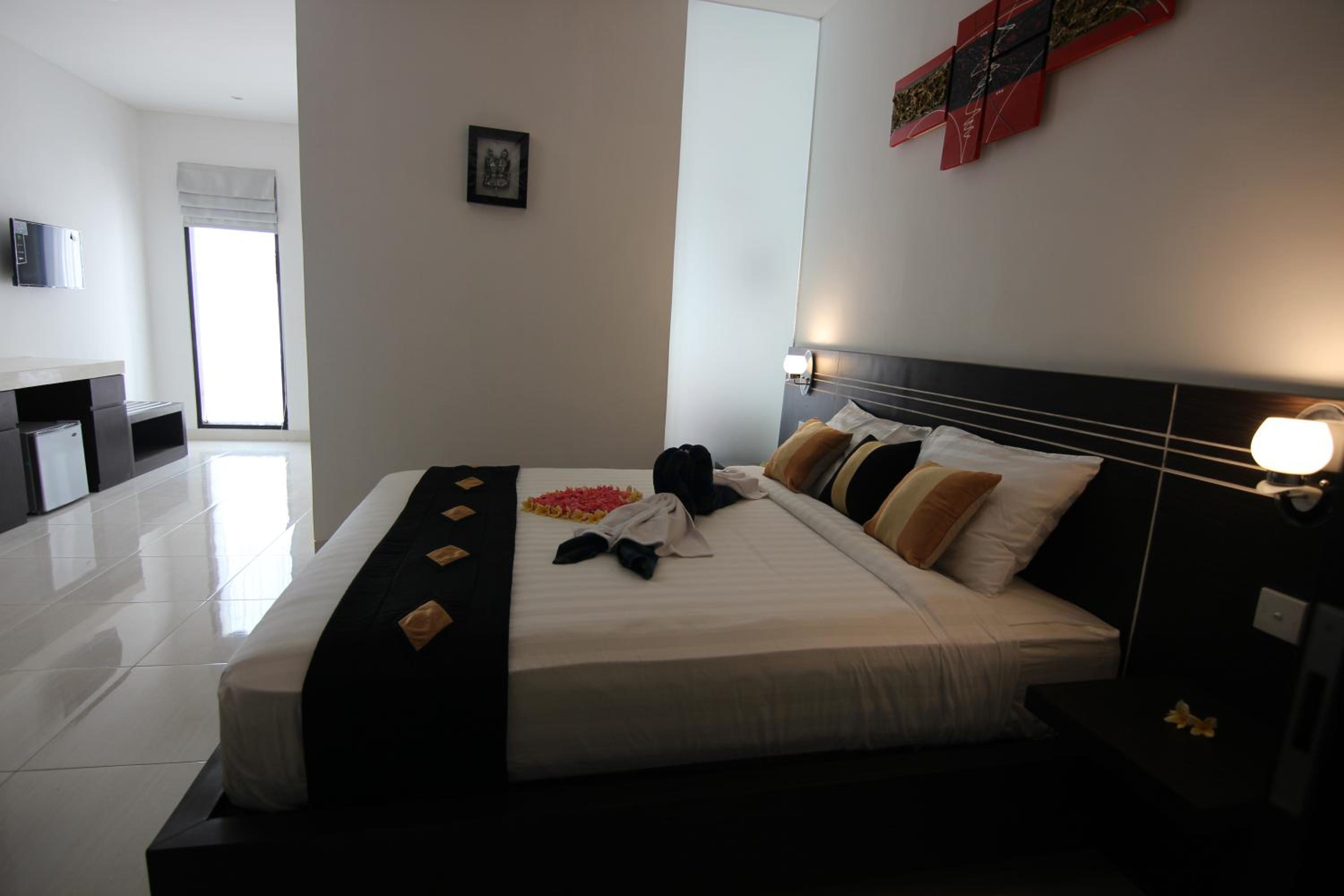 Deluxe Double or Twin Room with Living Room - Photo 5