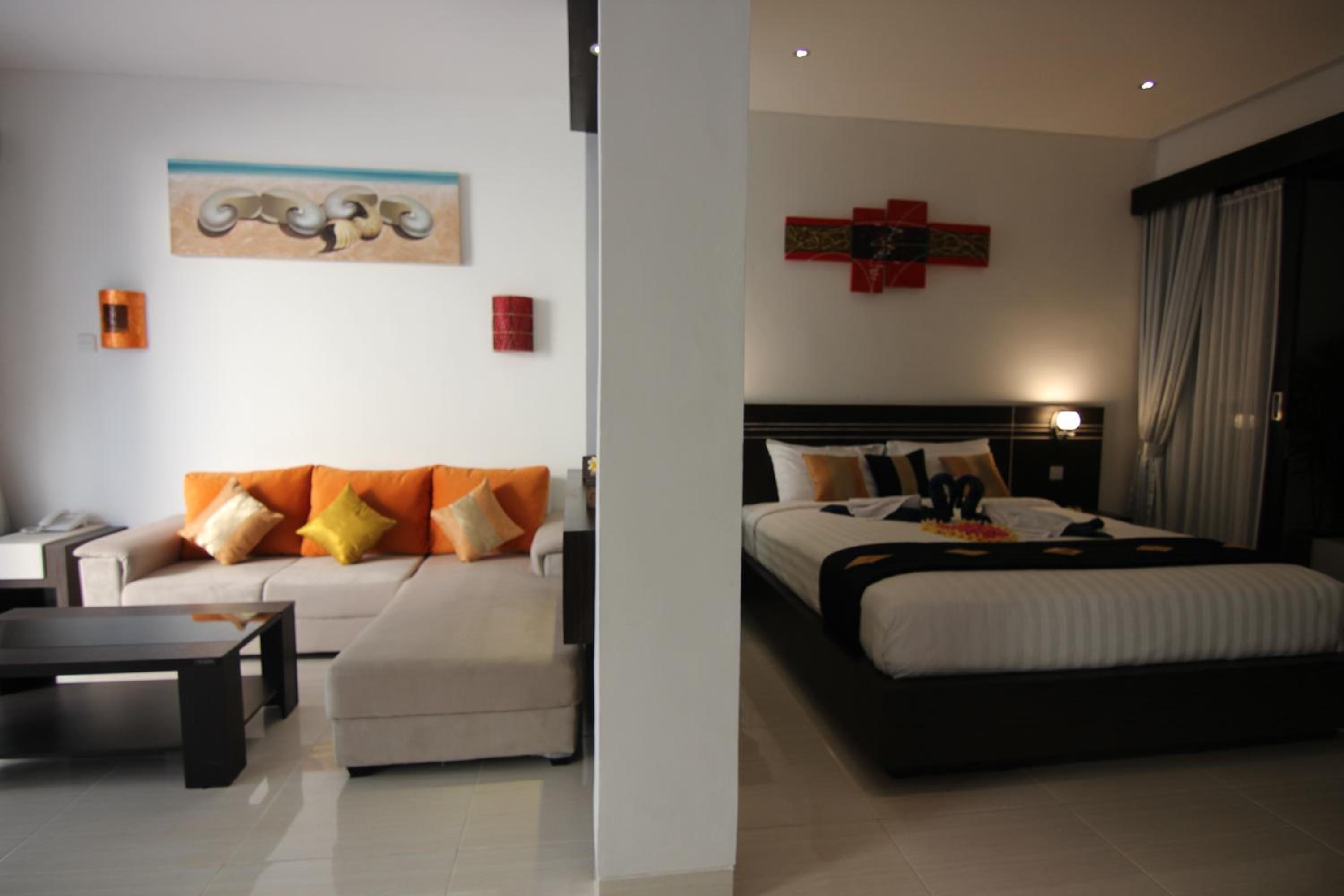 Pavilion Room with Living Room - Photo 7