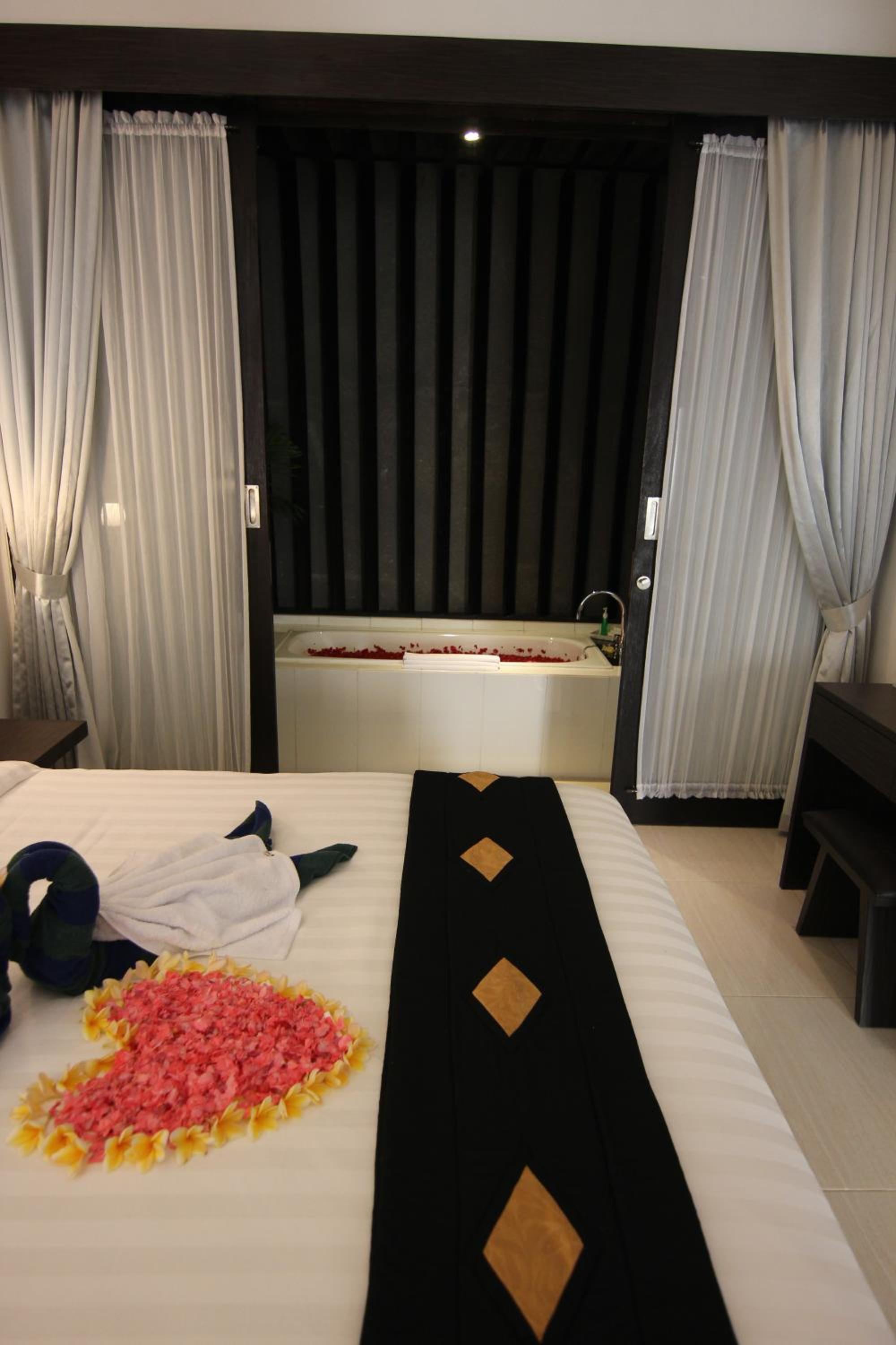 Three-Bedroom Family Suite - Photo 13