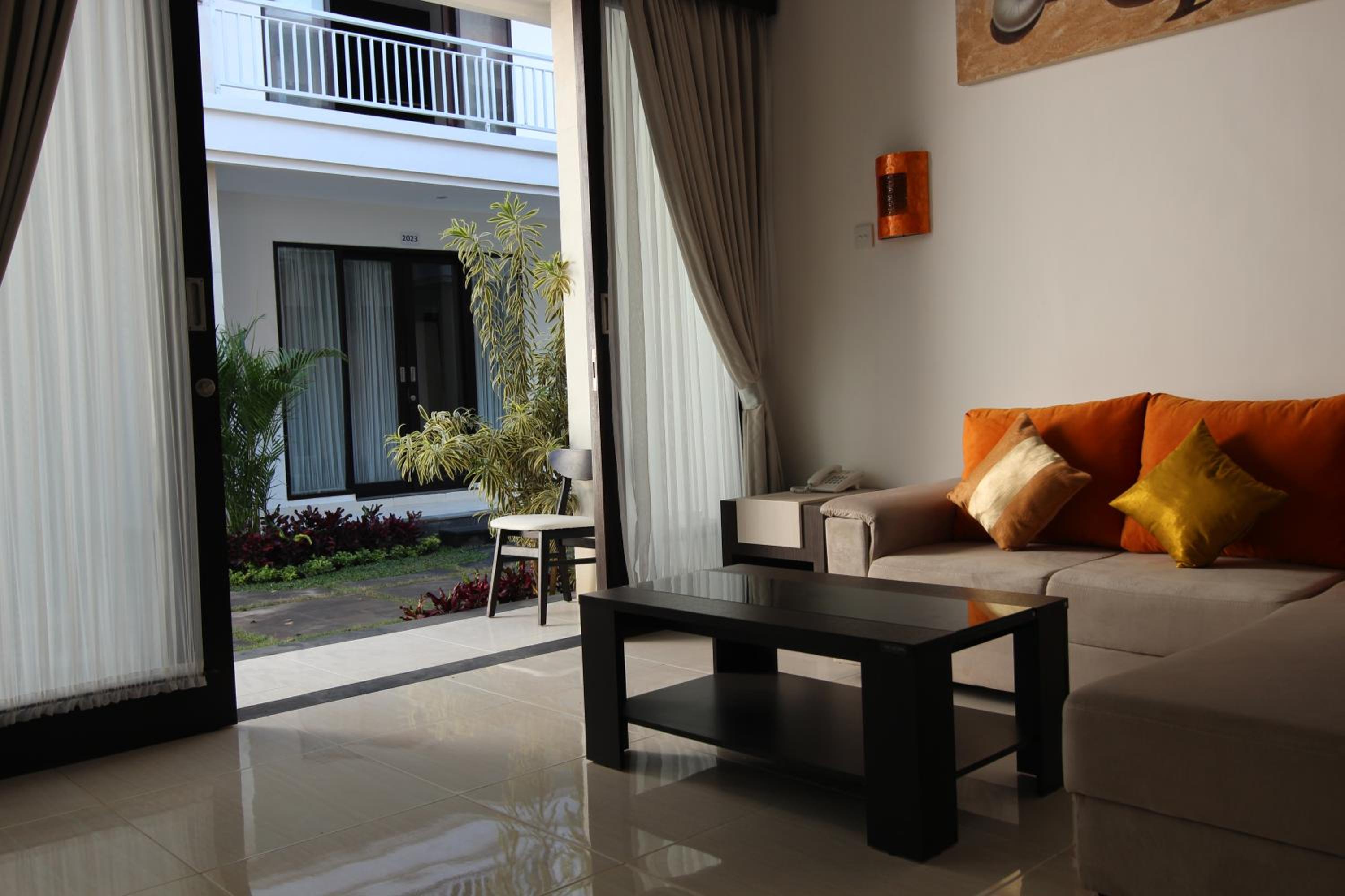 Pavilion Room with Living Room - Photo 10