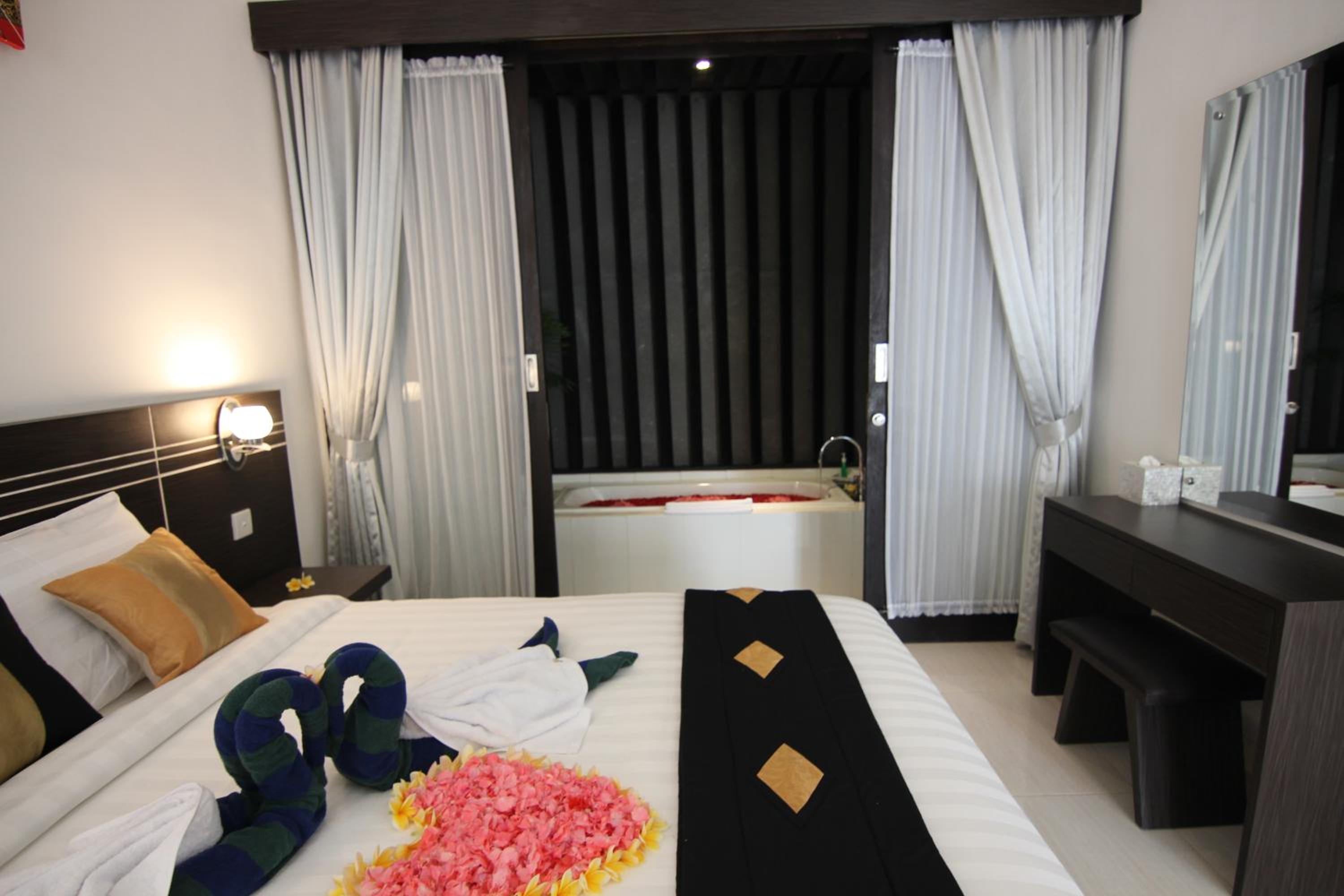 Pavilion Room with Living Room - Photo 9