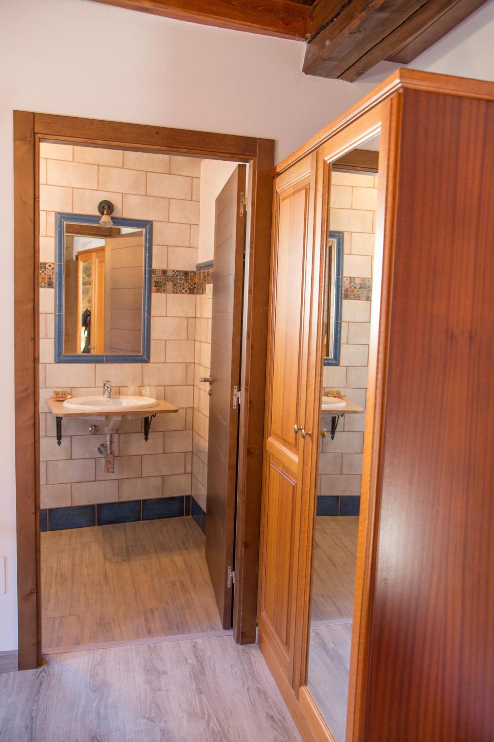 Double or Twin Room - Photo 7