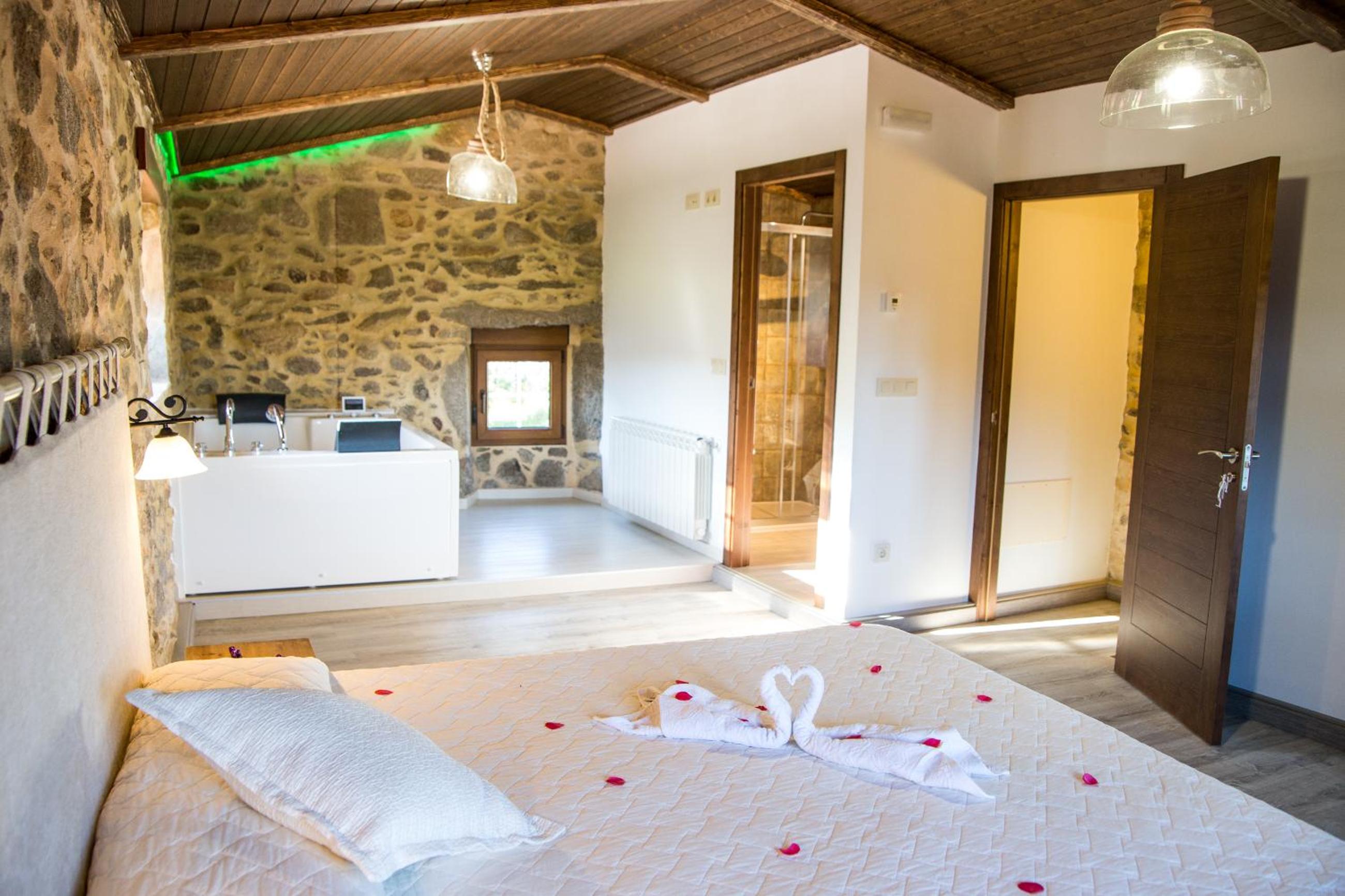 Deluxe Suite with Spa Bath - Photo 5