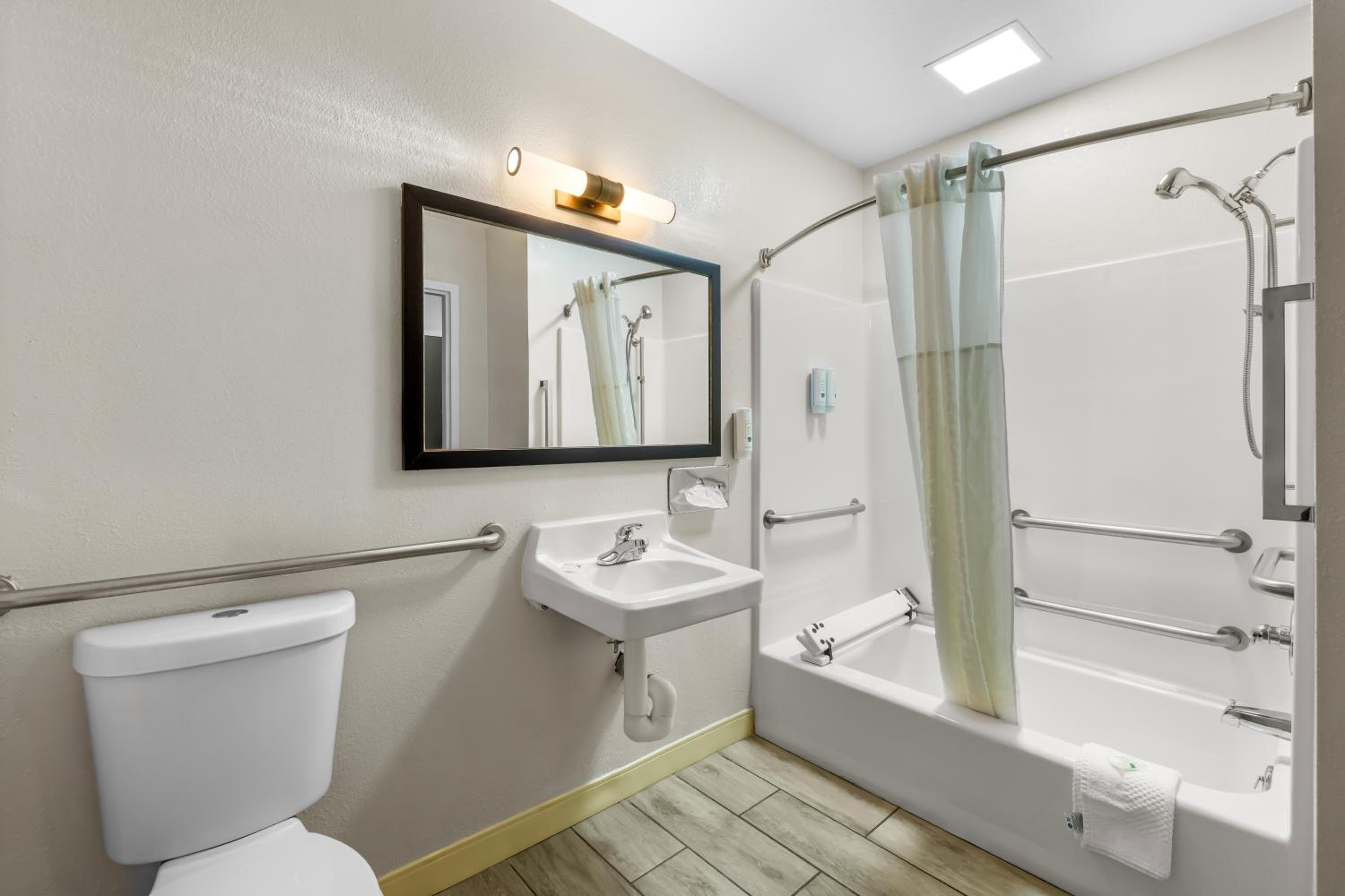 Queen Room - Disability Access/Non Smoking - Photo 1