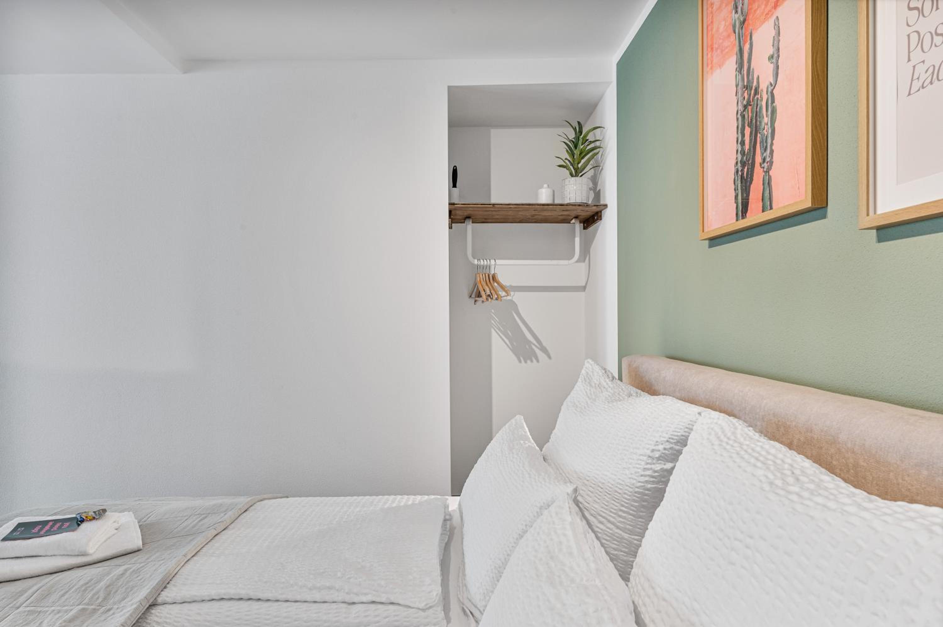 Studio Apartment with Balcony photo 2