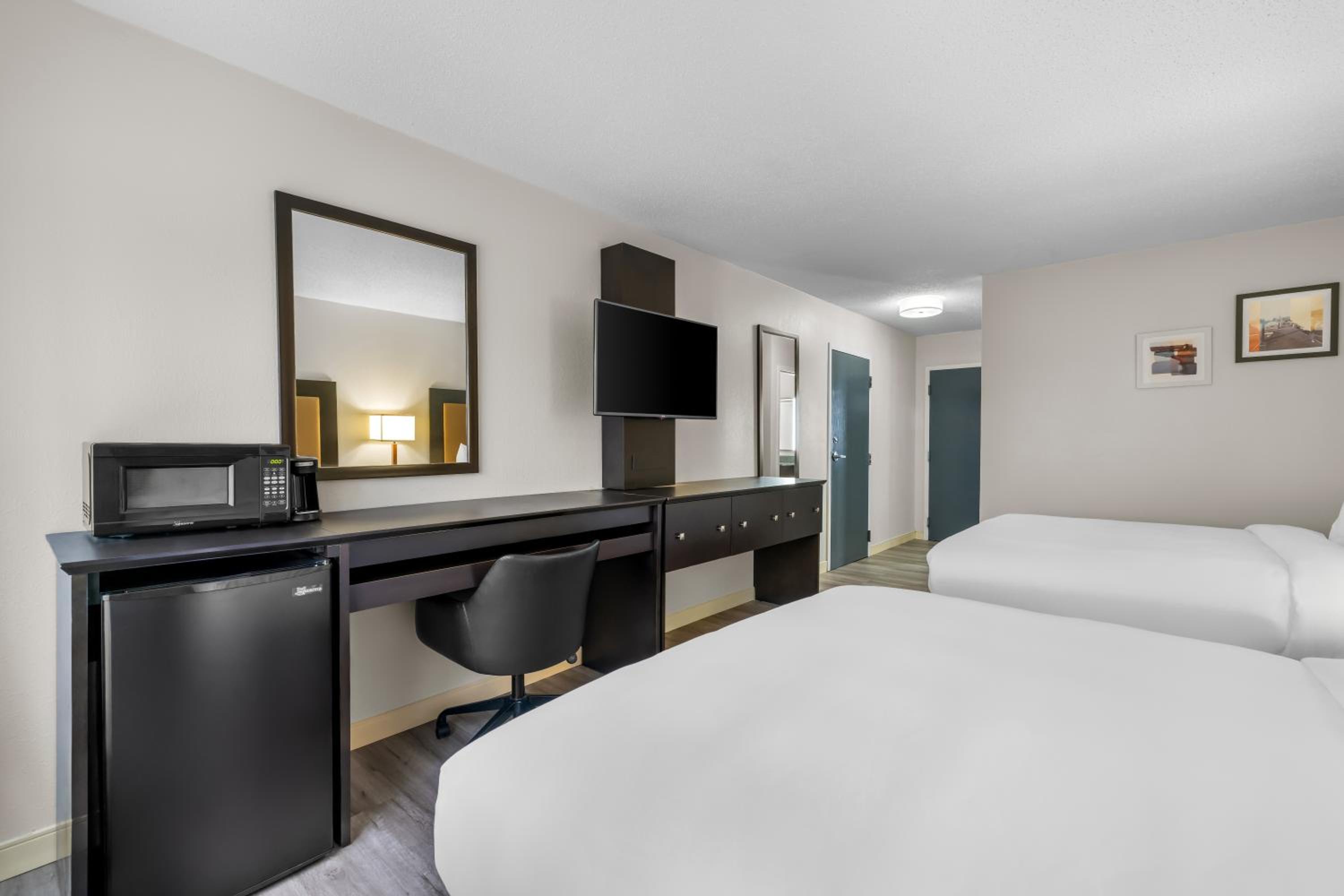 Quadruple Room with Two Queen Beds - Non Smoking - Photo 2